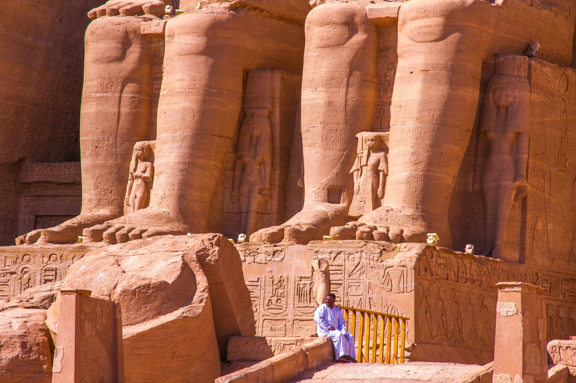 Templo de Abu Simbel con estatuas colosales de faraones talladas en piedra arenisca