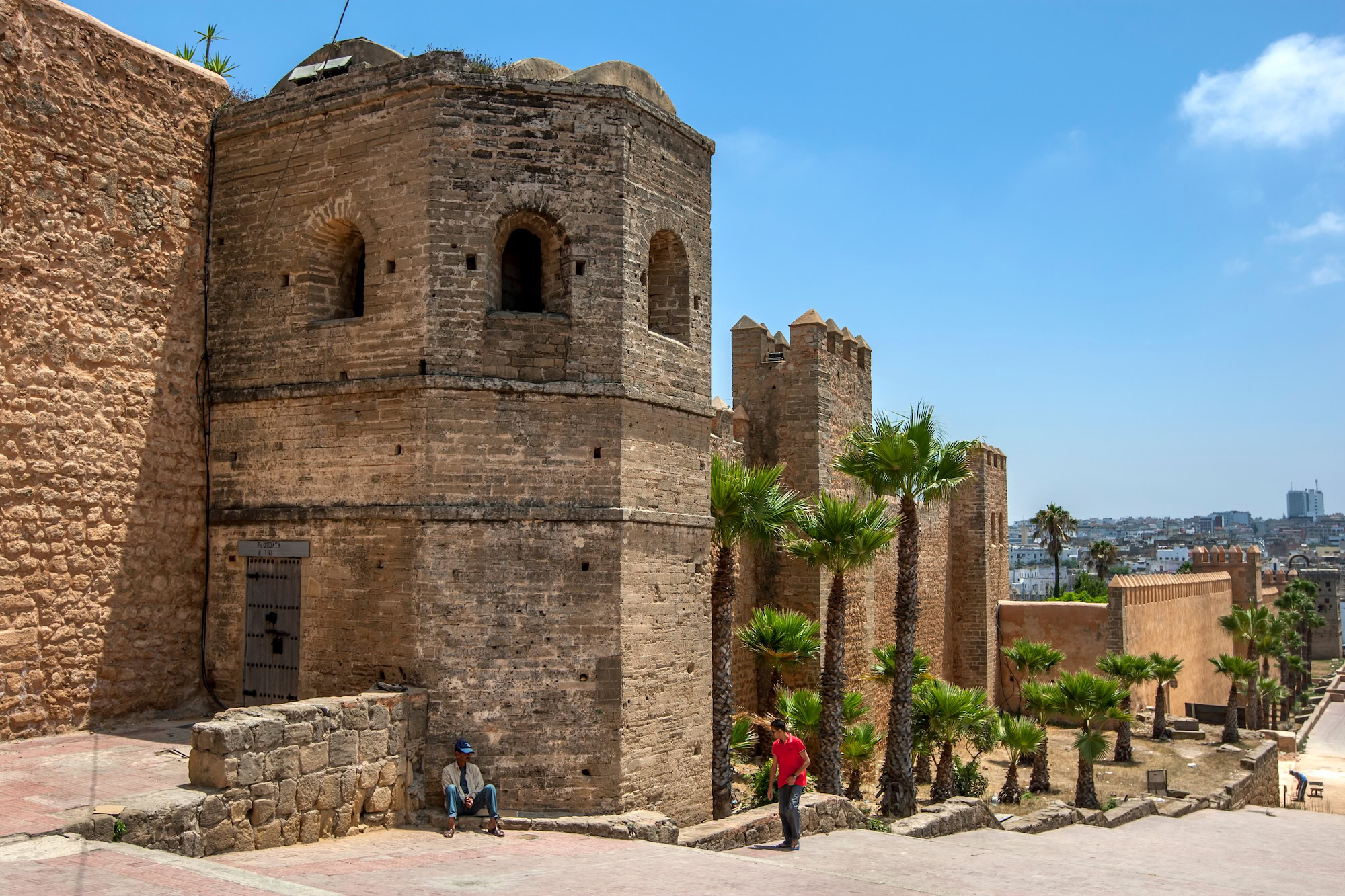 Kasbah des Oudaias em Rabat com muralhas históricas, torres e pátio interno