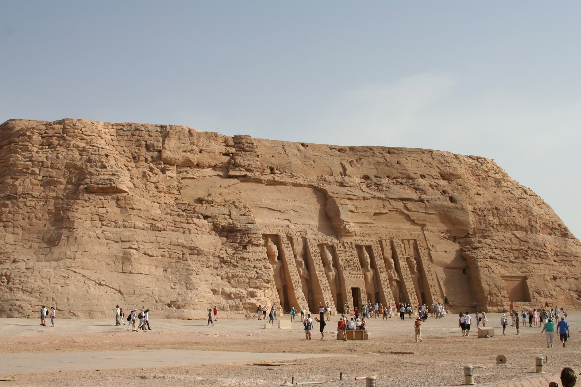 Templo de Nefertari em Abu Simbel com fachada esculpida na rocha