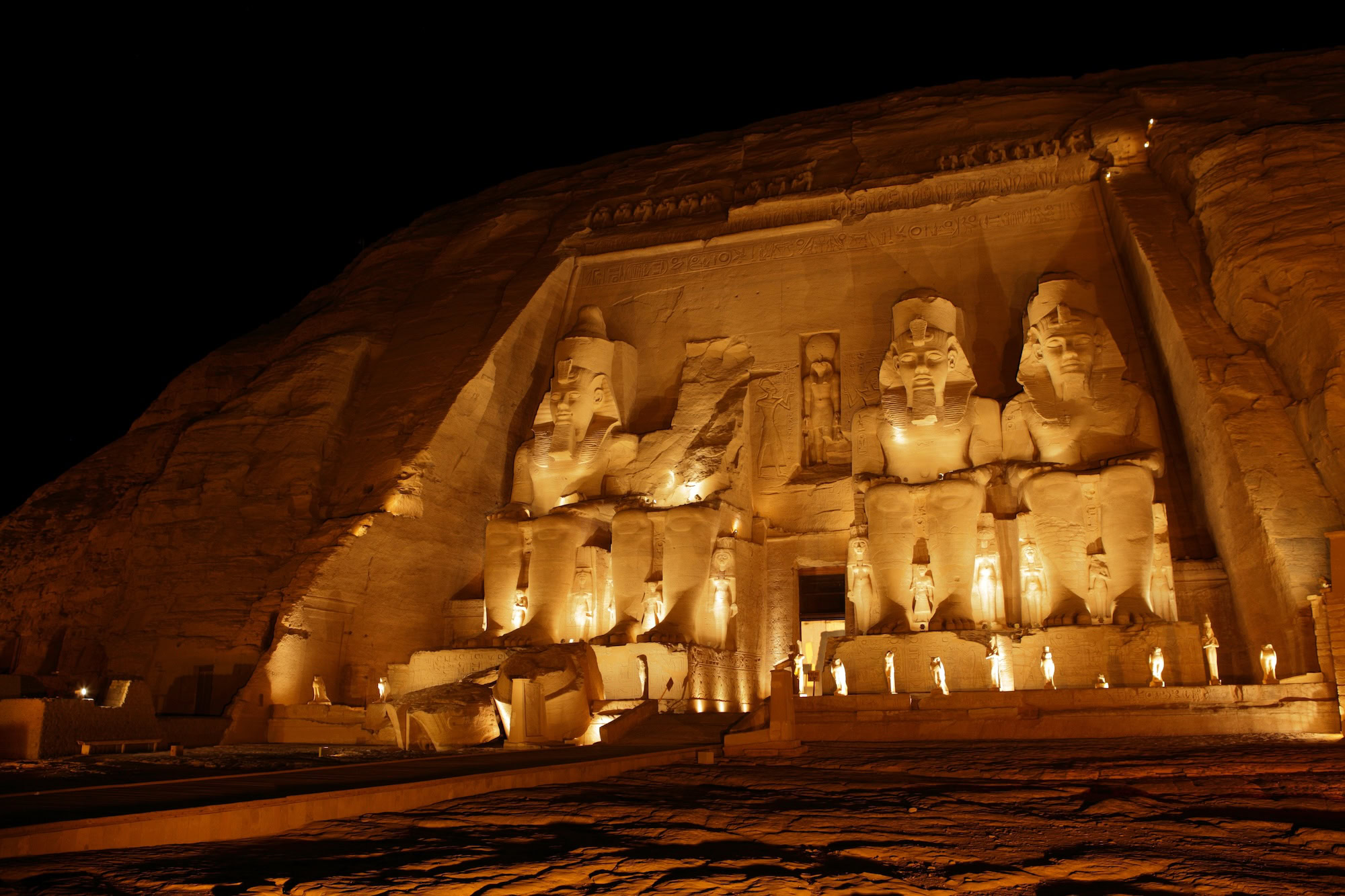 Templo de Abu Simbel iluminado artificialmente mostrando as estátuas de Ramsés II