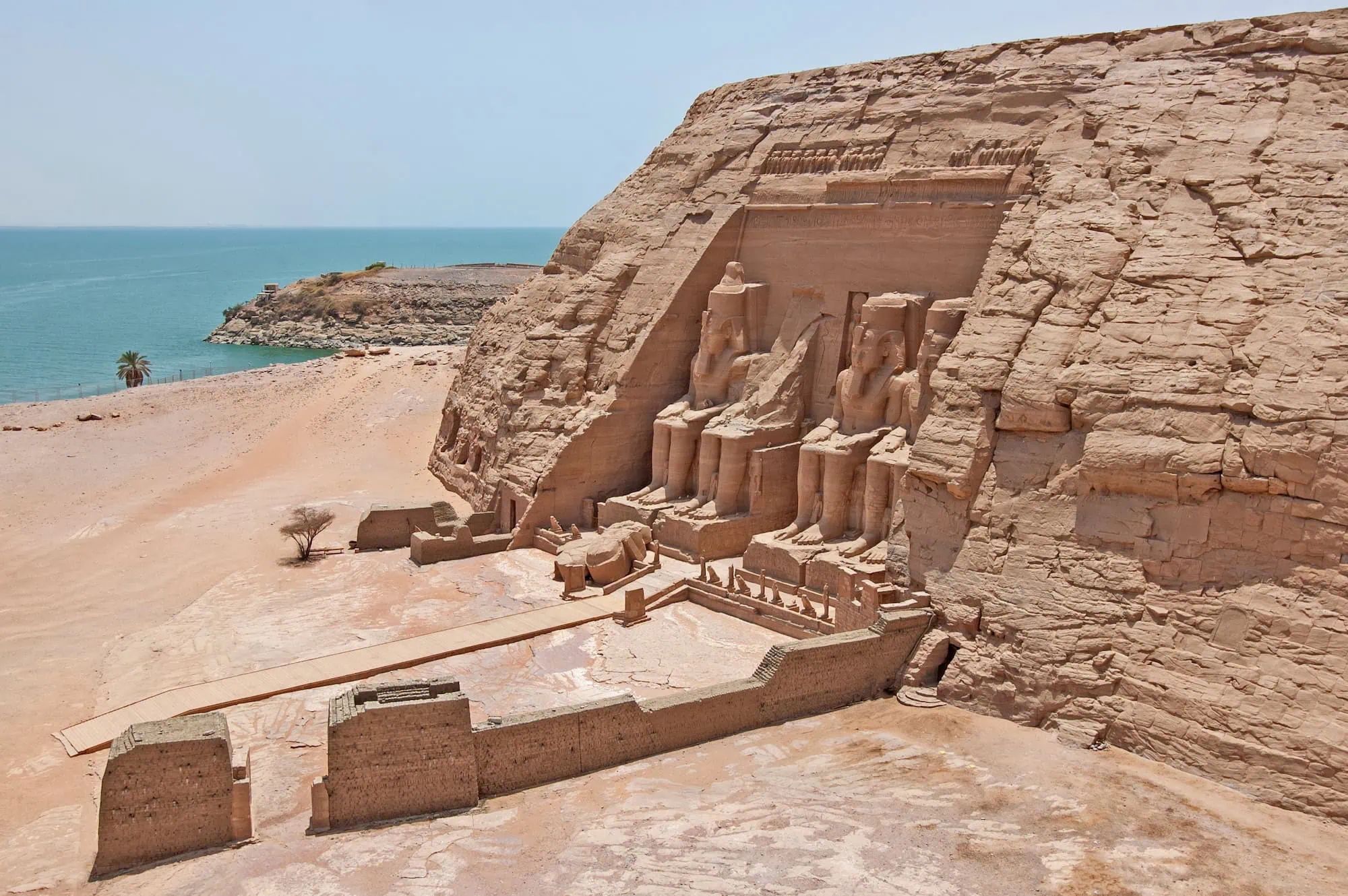 Templi di Abu Simbel con il Lago Nasser sullo sfondo nel deserto egiziano