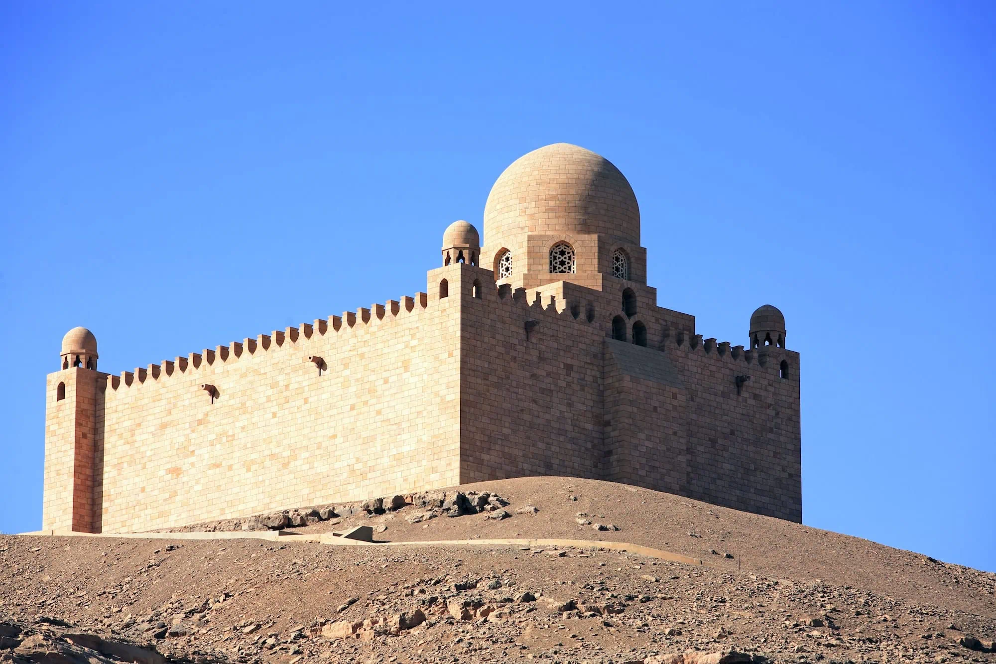 Mausoleo dell'Aga Khan sulla collina desertica del Monte Moqattam