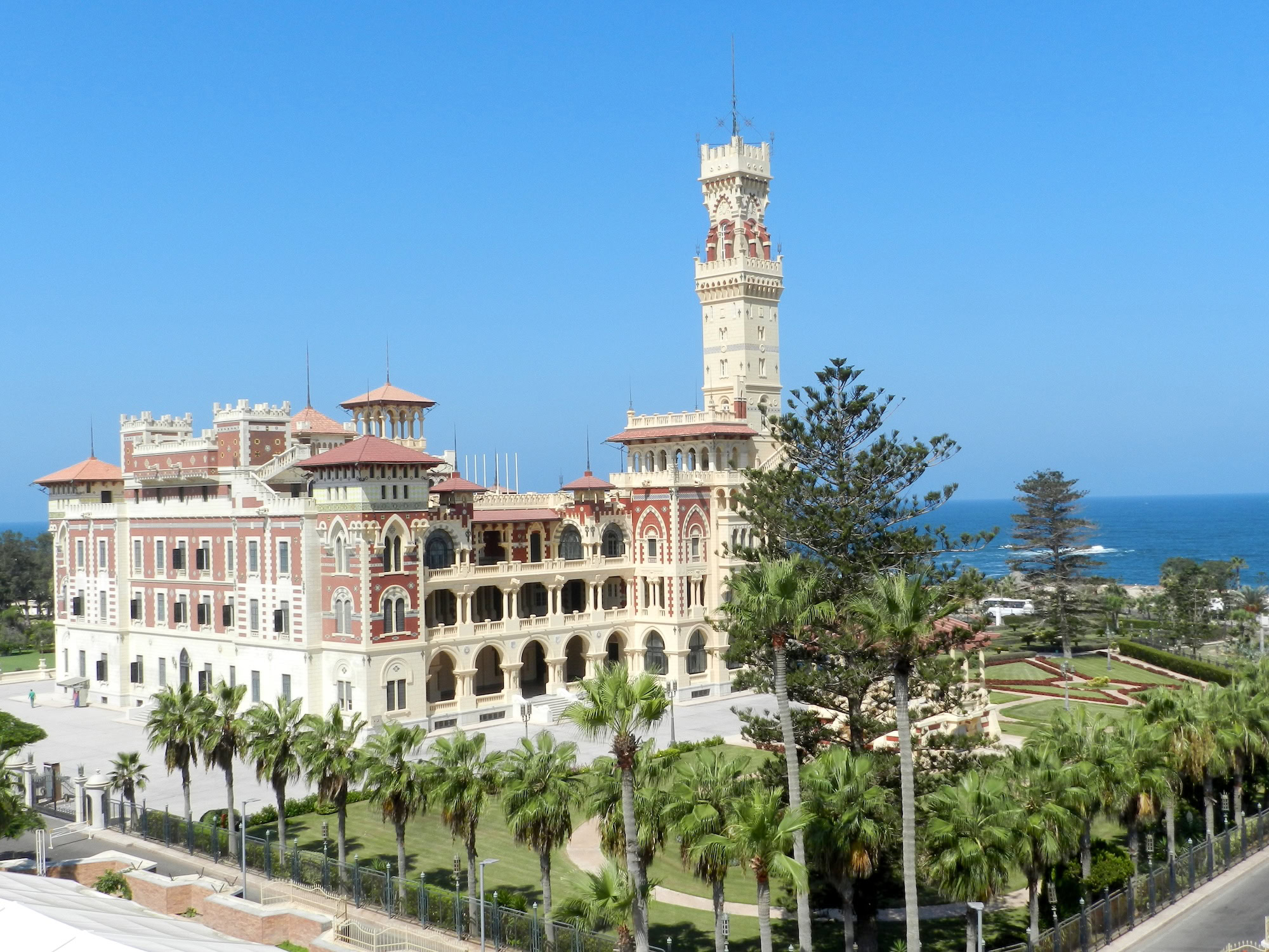 Palazzo Montaza di Alessandria con torre, palme e giardini vista mare