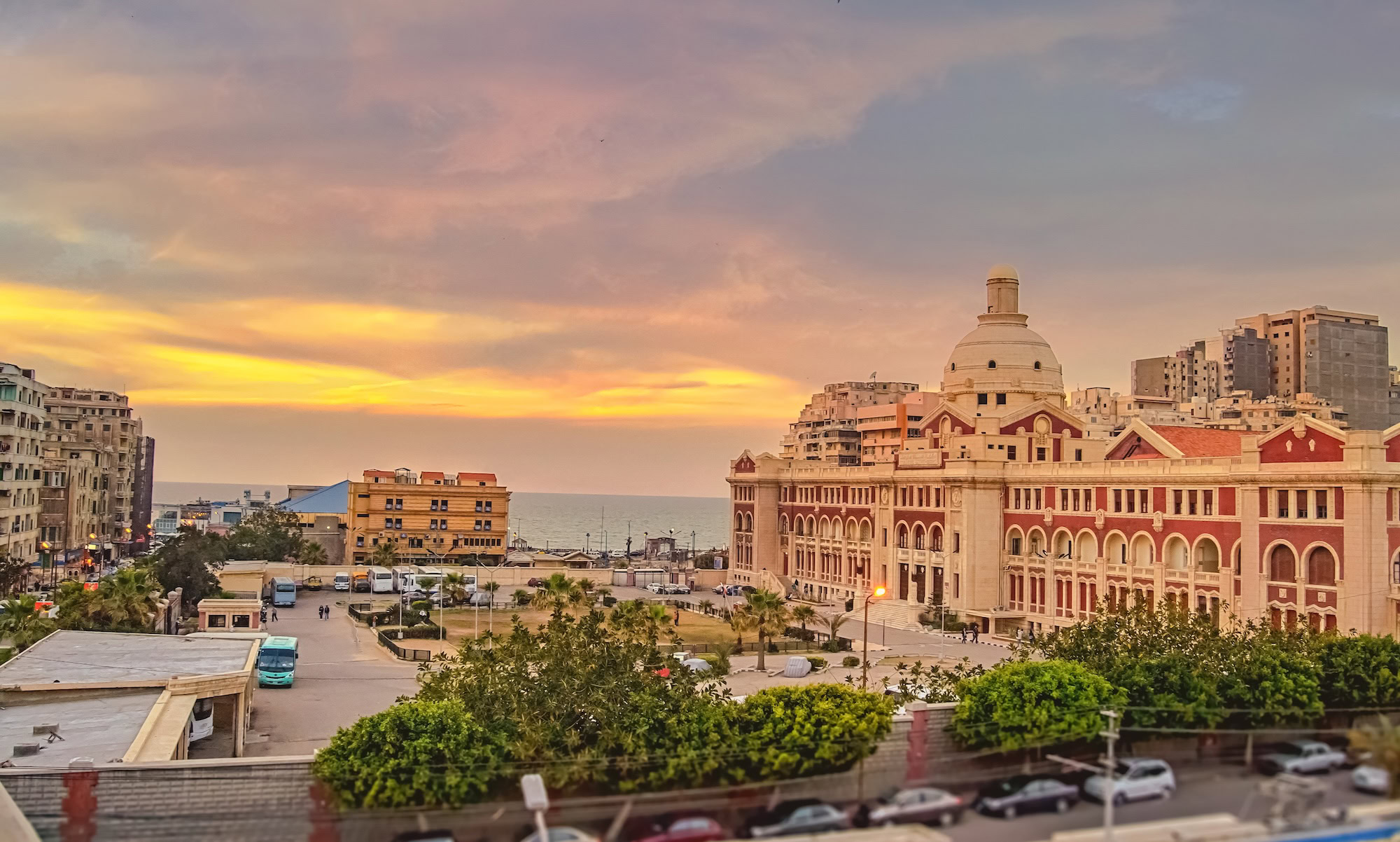 Teatro storico con cupola e architettura del XX secolo ad Alessandria