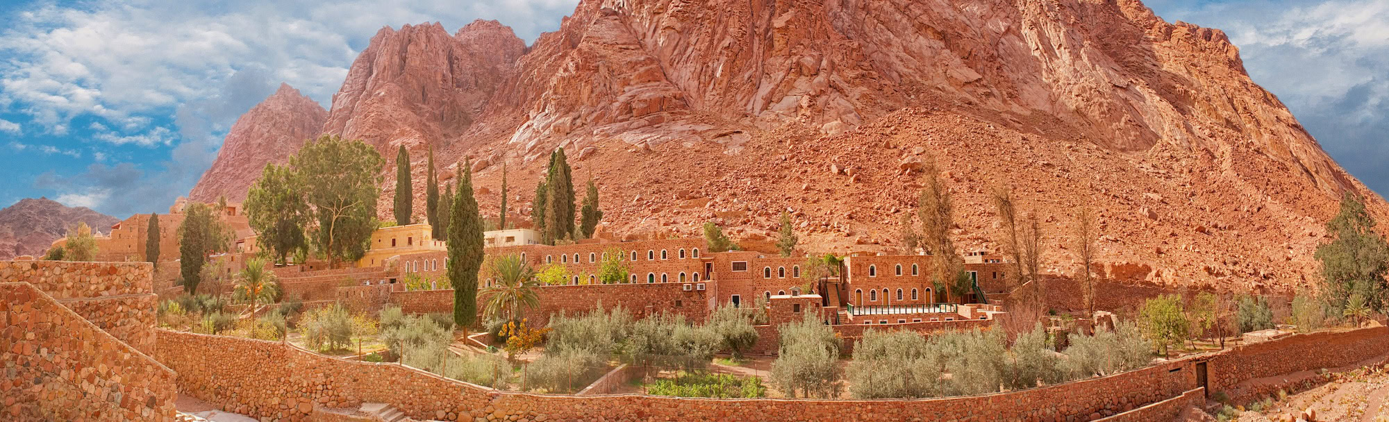 Monastero di Santa Caterina nel deserto della penisola del Sinai circondato da montagne