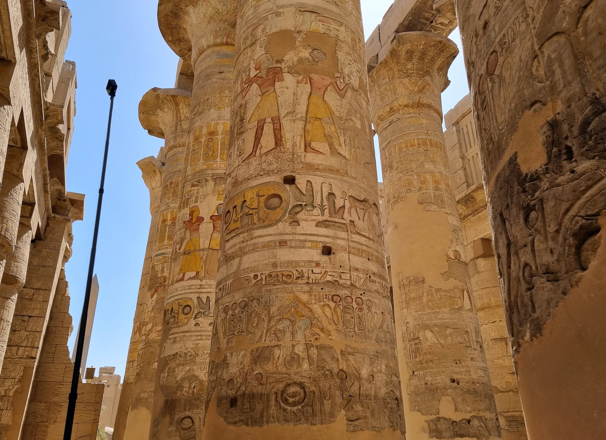 Antigua sala hipóstila del Templo de Karnak con columnas talladas y jeroglíficos