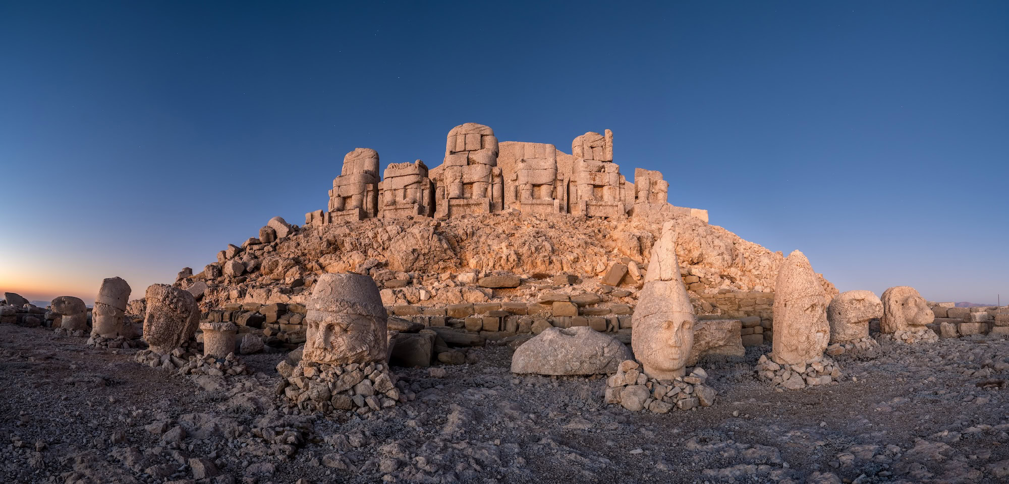 Cabeças de estátuas gigantes caídas no Monte Nemrut, sítio arqueológico na Turquia