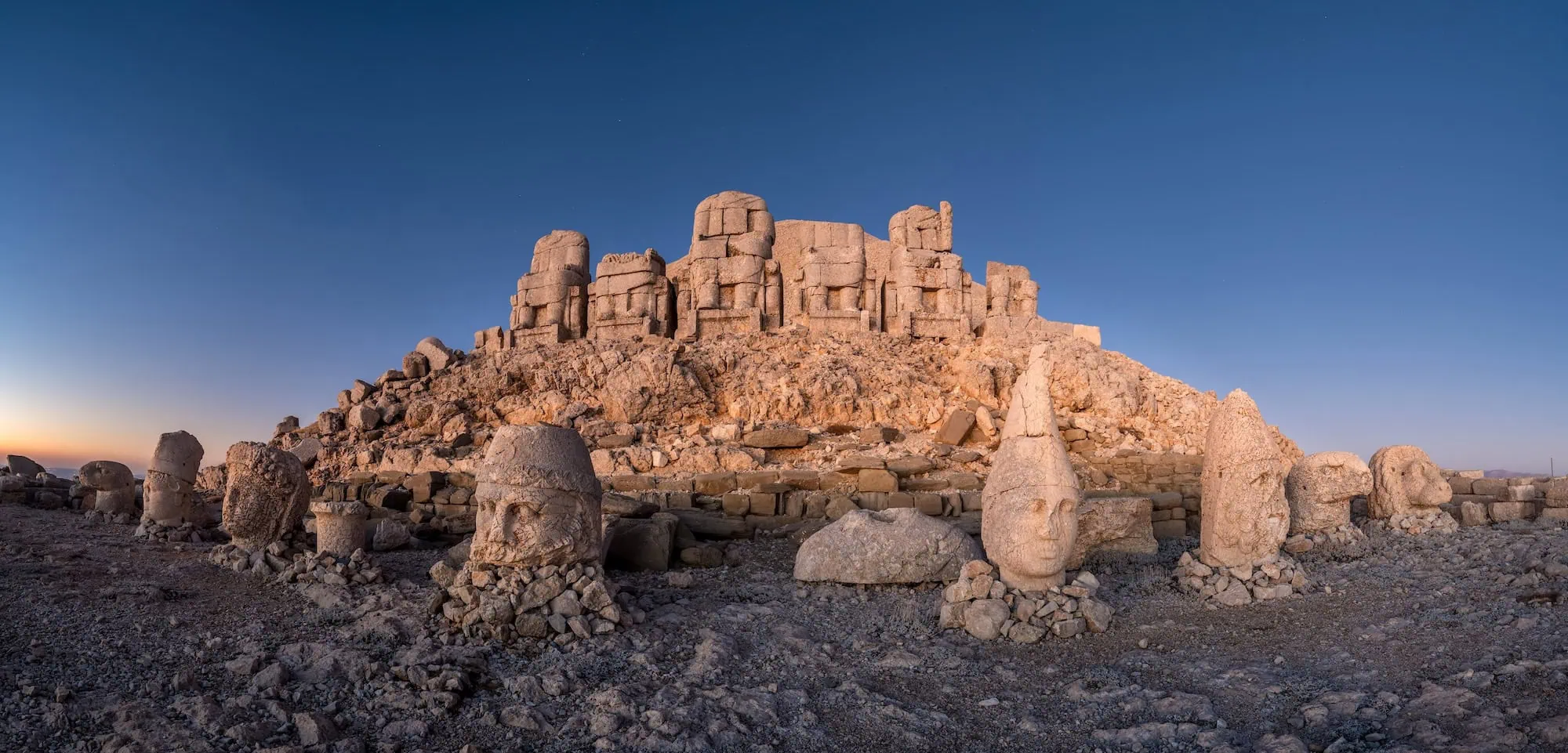 Cabeças de estátuas gigantes caídas no Monte Nemrut, sítio arqueológico na Turquia