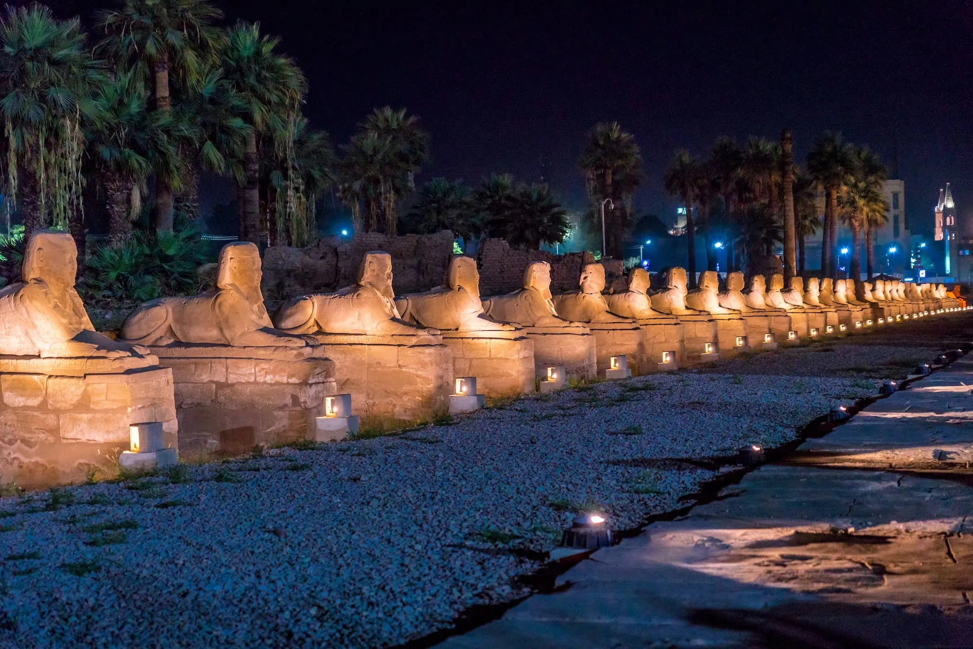 Avenida de las Esfinges iluminada en Luxor durante la noche