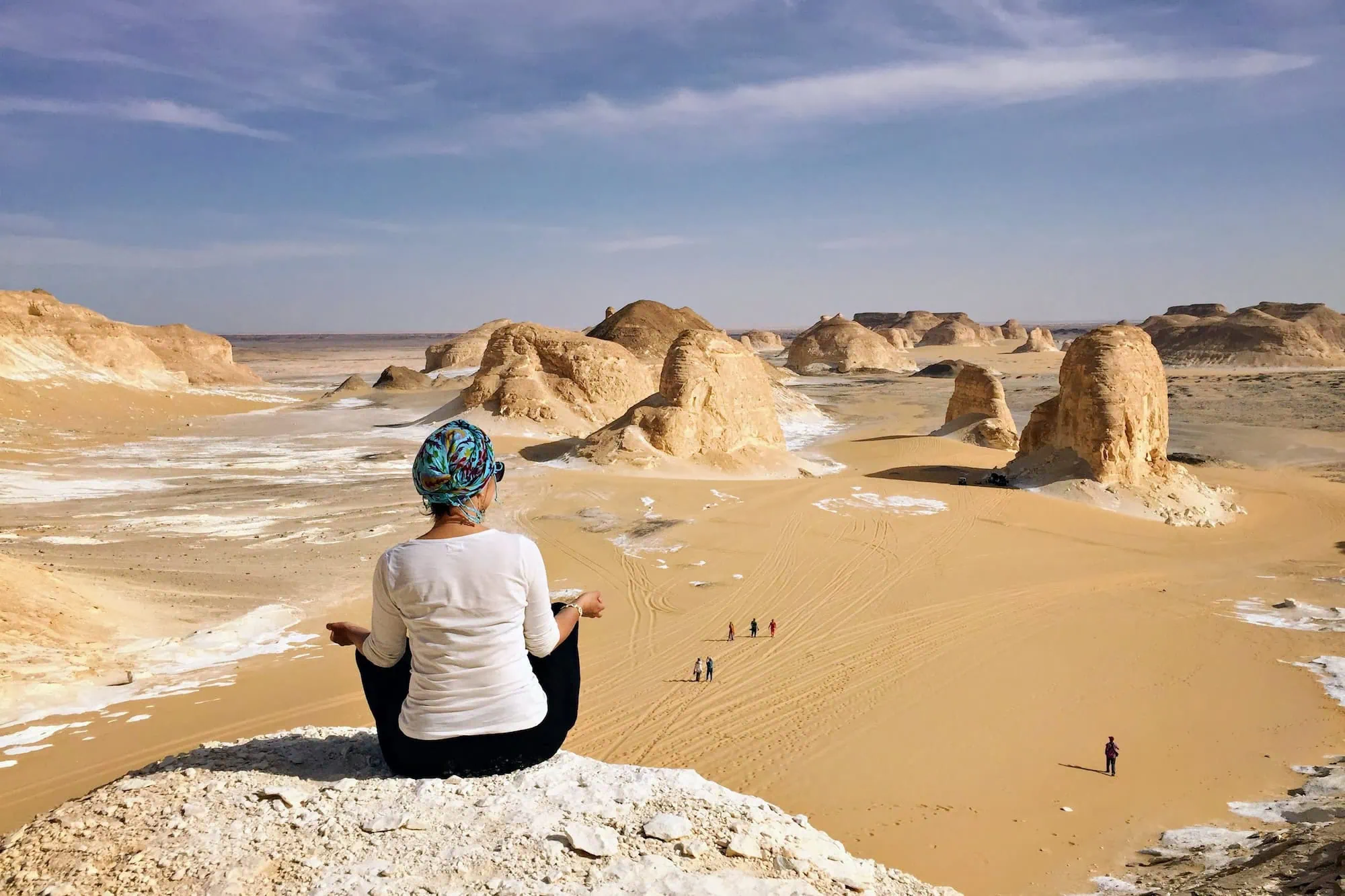 Persona con pañuelo en la cabeza protegiendo del sol intenso en el desierto egipcio