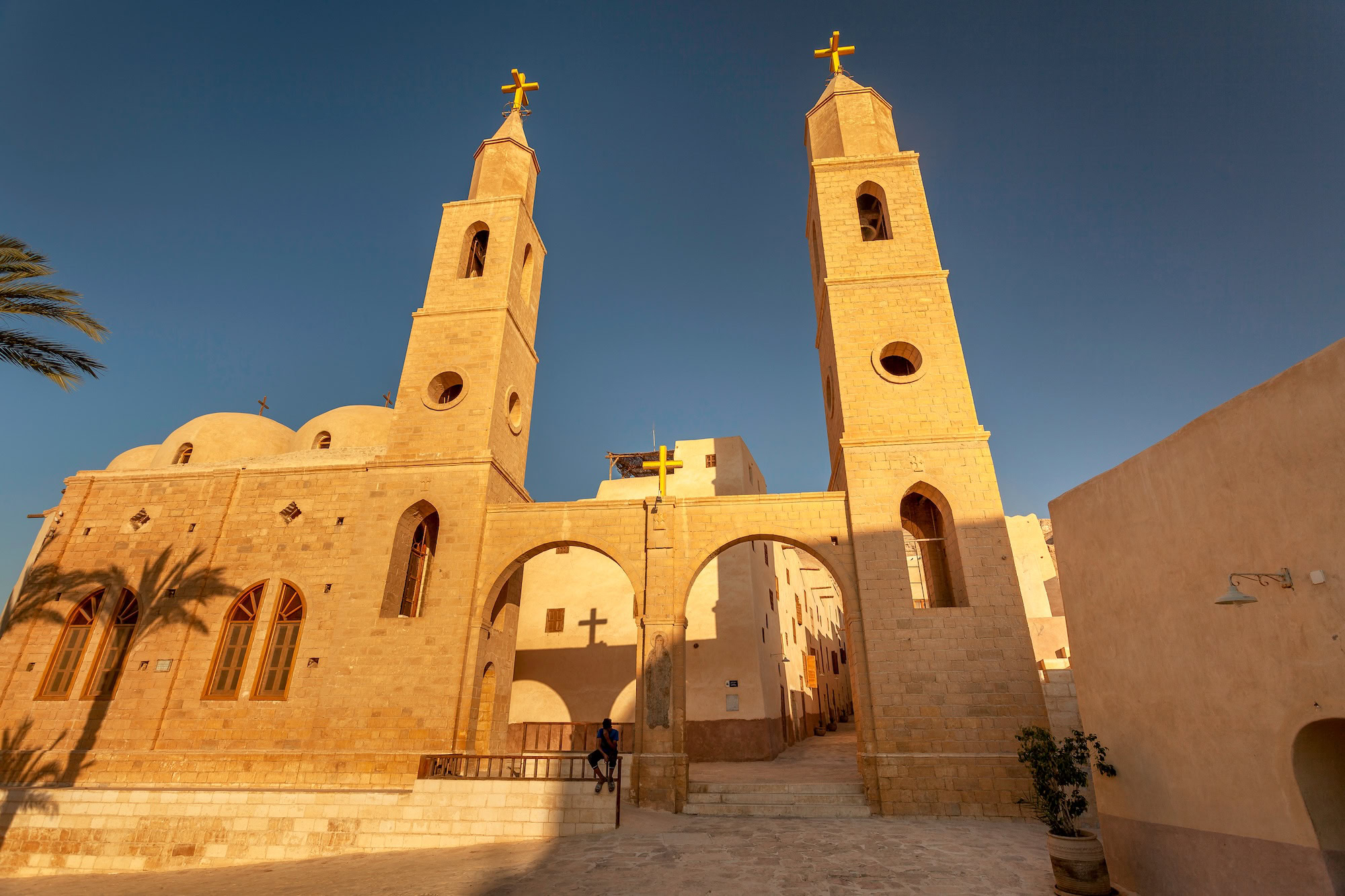 Iglesia copta ortodoxa con torres campanario, cúpulas y cruces mostrando arquitectura copta única