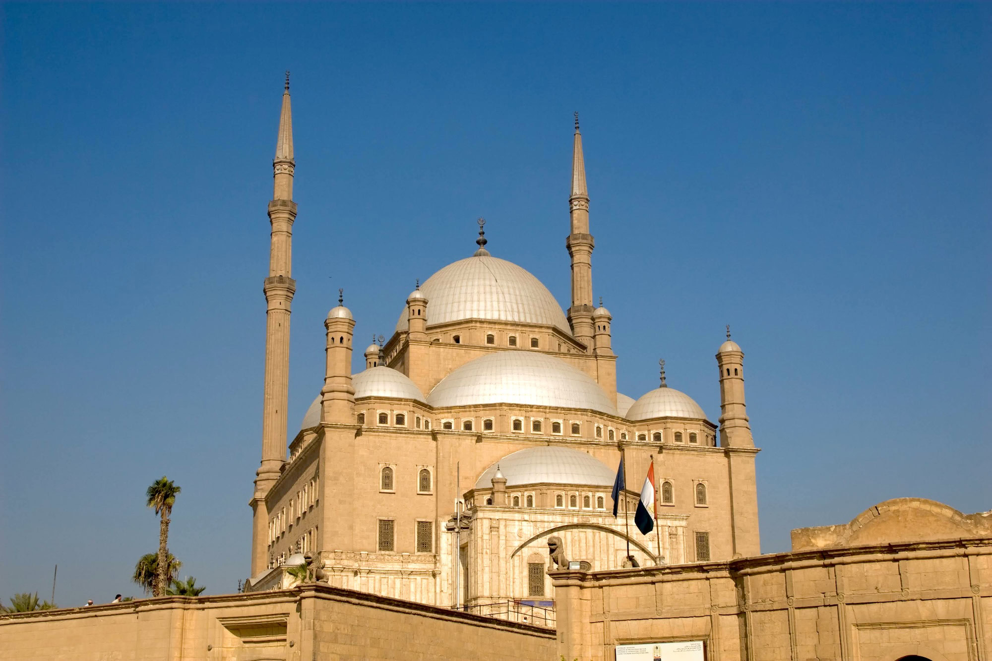 Vista majestuosa de la Mezquita de Alabastro con sus cúpulas y minaretes en la Ciudadela de Saladino, El Cairo