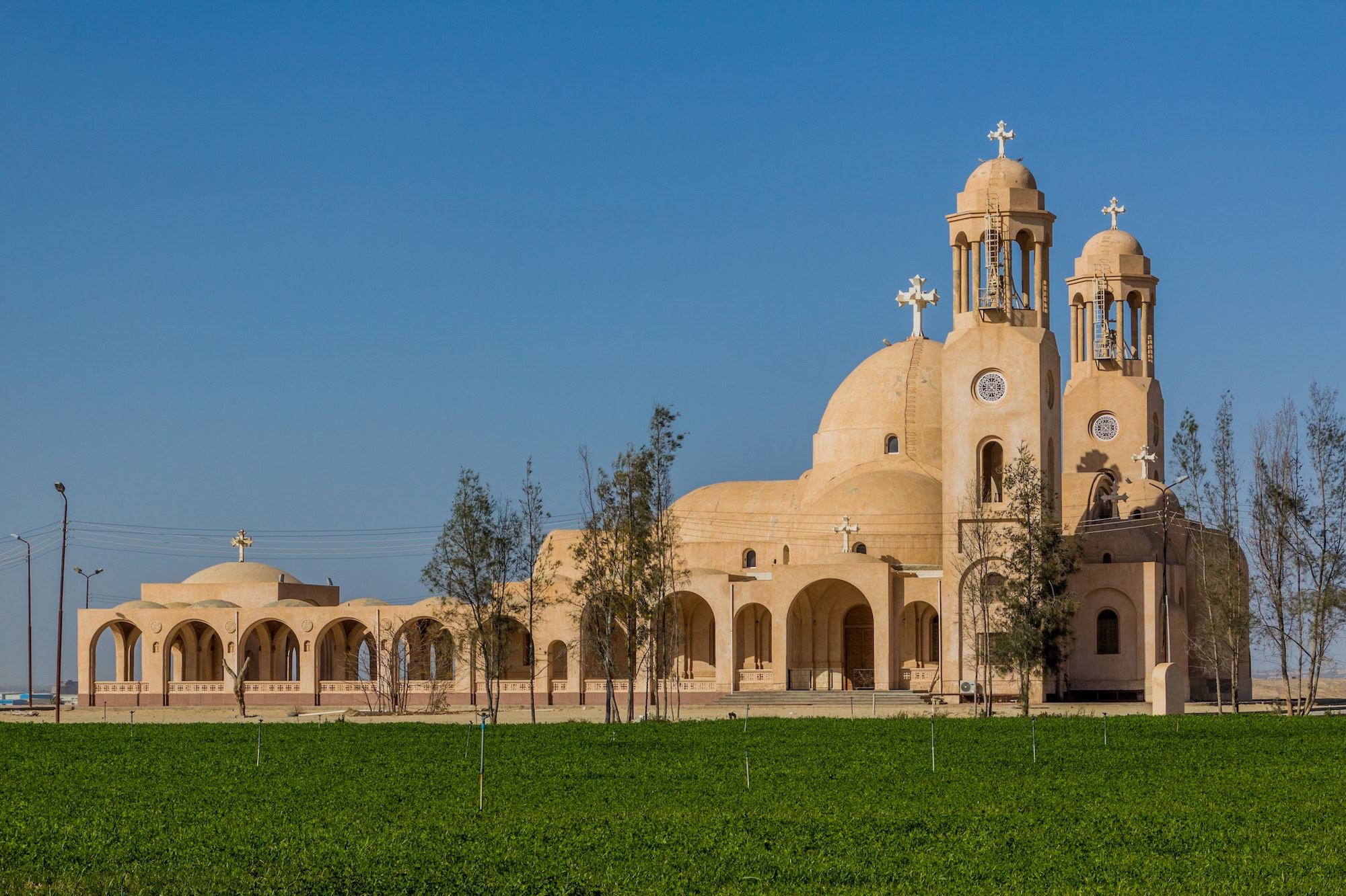 Iglesia copta ortodoxa en Egipto con cúpulas y cruces características
