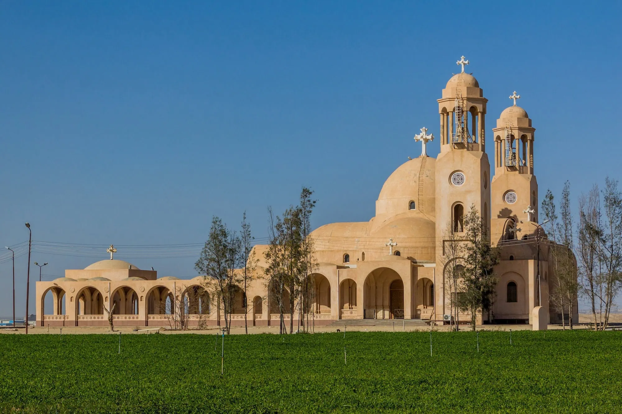 Iglesia copta ortodoxa en Egipto con cúpulas y cruces características