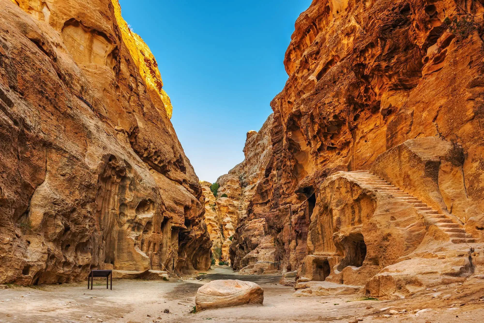 Pequena Petra com fachadas esculpidas na rocha pelos nabateus