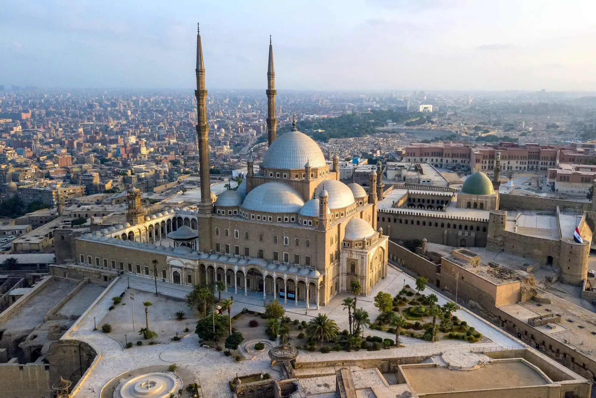 Vista aerea della Cittadella di Saladino al Cairo con moschea e fortificazioni