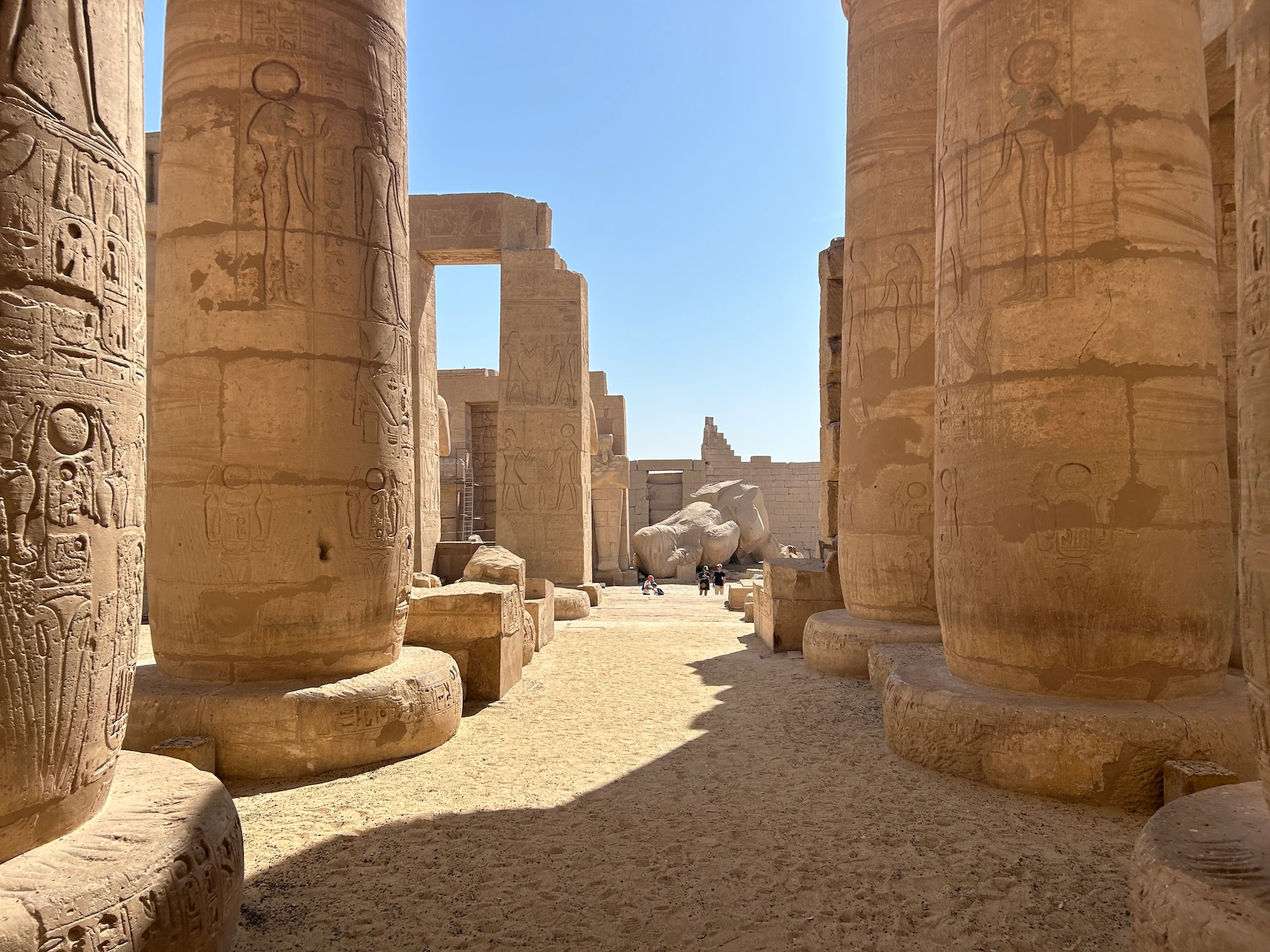 Columnas antiguas del Complejo de Templos de Karnak en Egipto con turistas explorando las ruinas