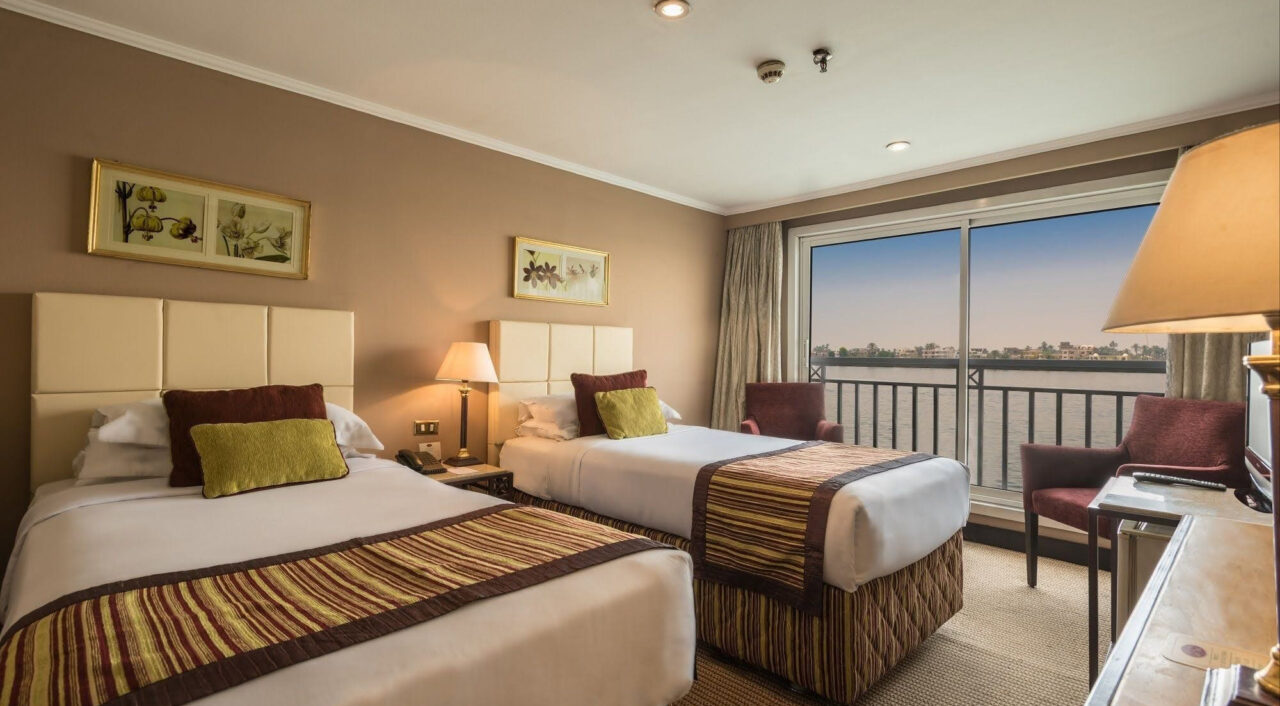 Cabina standard della Crown Jewel con due letti singoli e arredi confortevoli