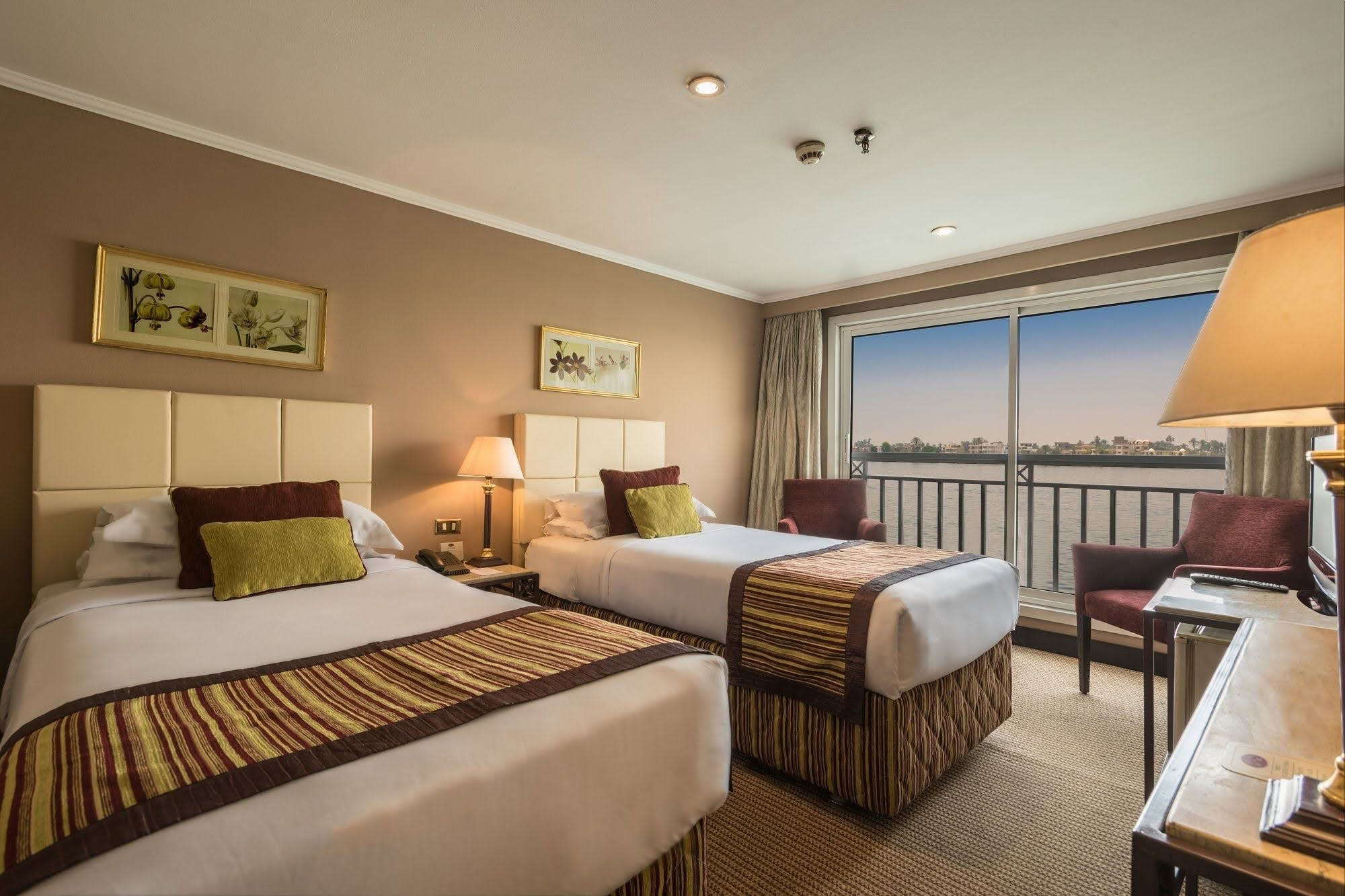 Cabina standard della Crown Jewel con due letti singoli e arredi confortevoli