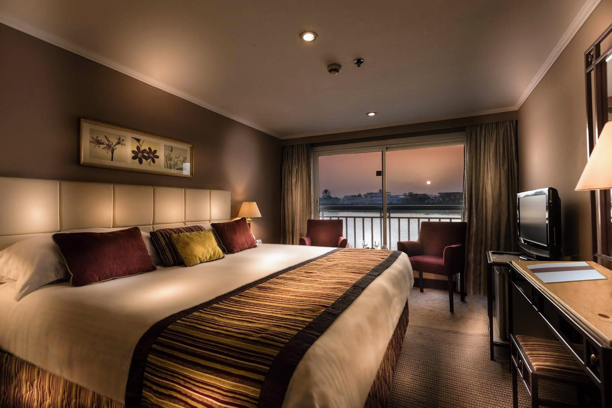 Cabina doppia della Crown Jewel con letto matrimoniale e finestra panoramica sul Nilo