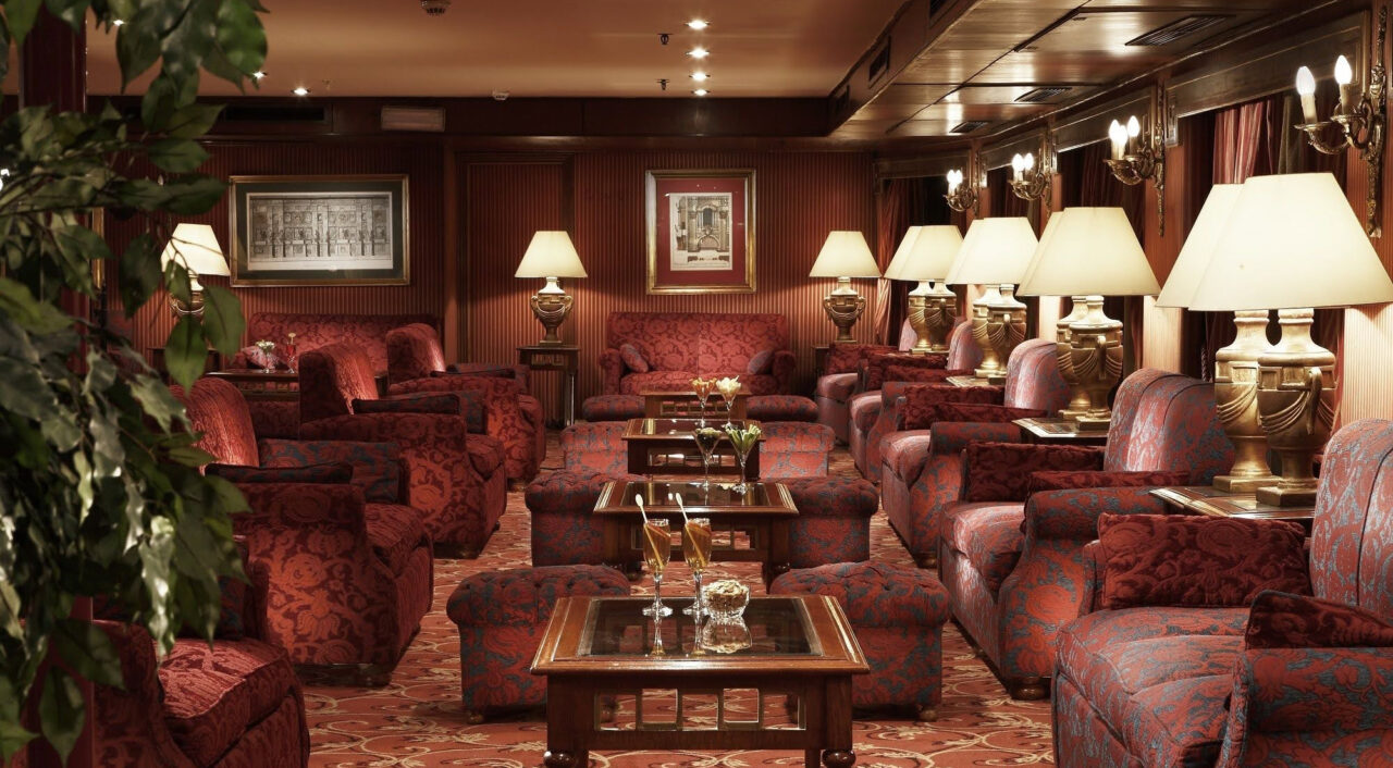 Lobby elegante della nave da crociera Crown Jewel con reception e area salotto raffinata