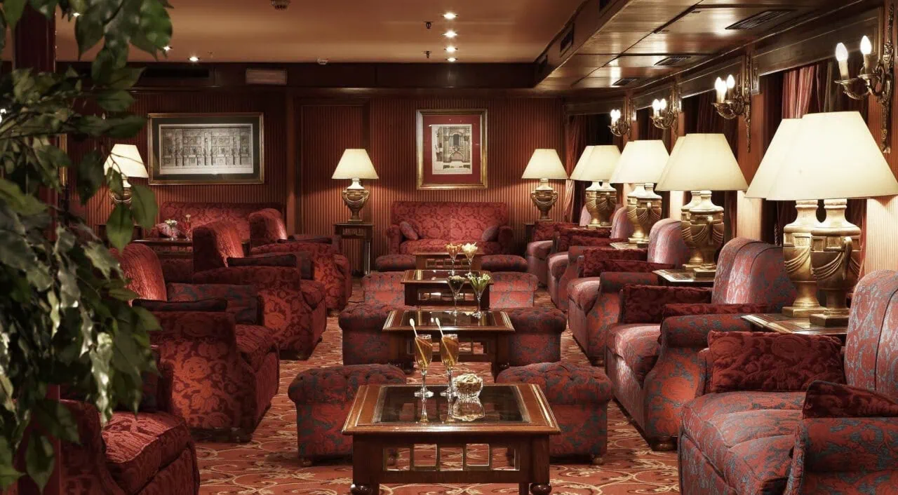 Lobby elegante della nave da crociera Crown Jewel con reception e area salotto raffinata