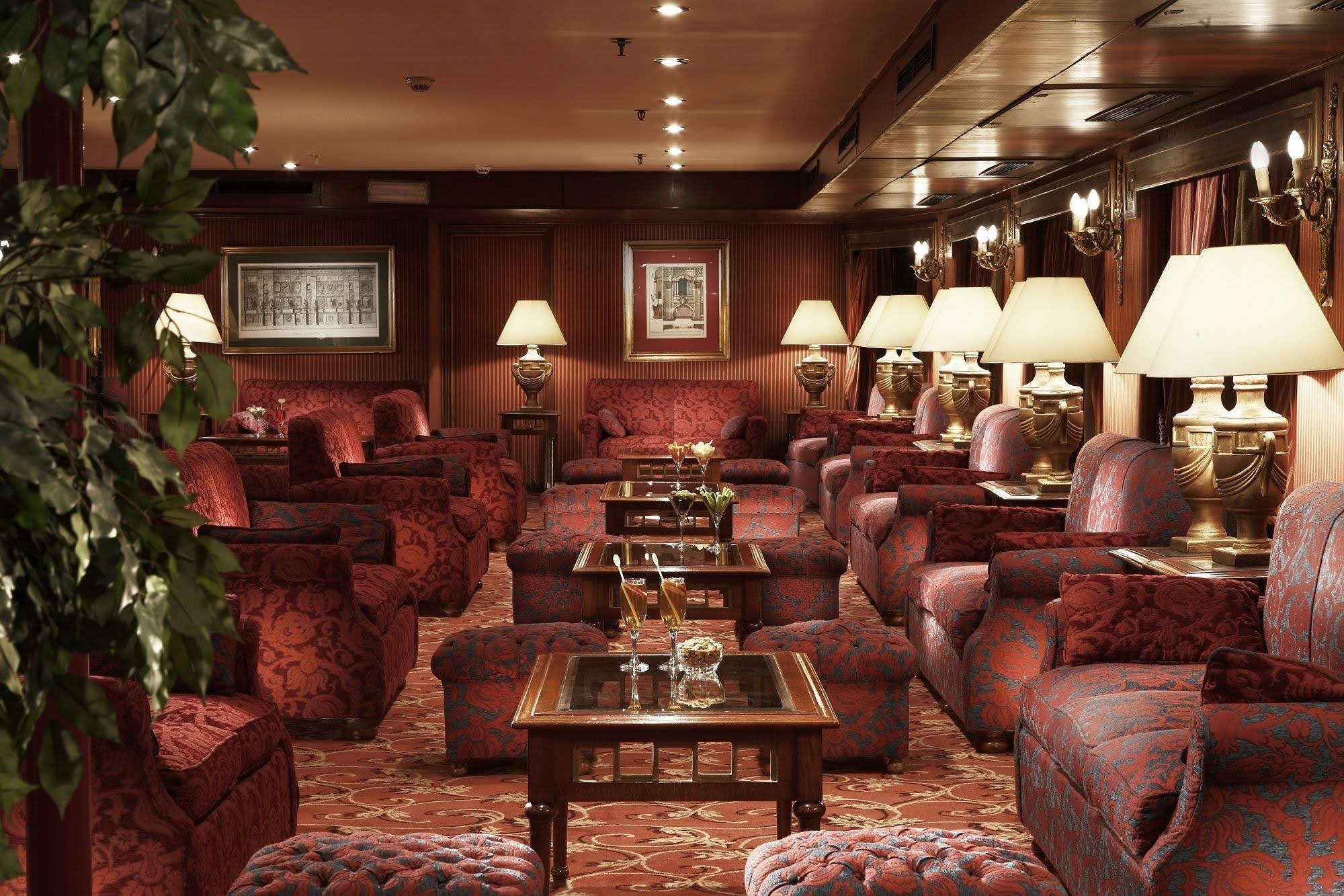 Lobby elegante della nave da crociera Crown Jewel con reception e area salotto raffinata