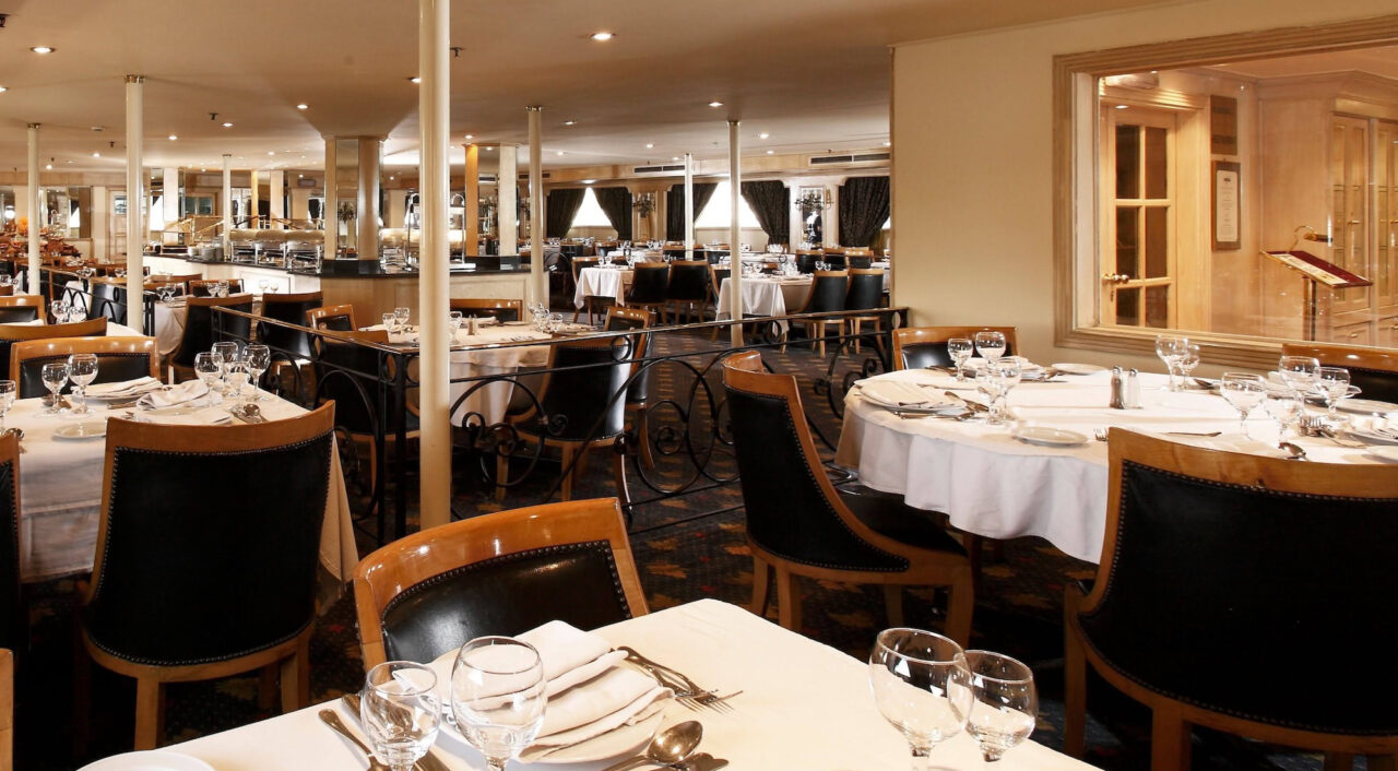 Ristorante a bordo della Crown Jewel con tavoli apparecchiati e vista sul Nilo