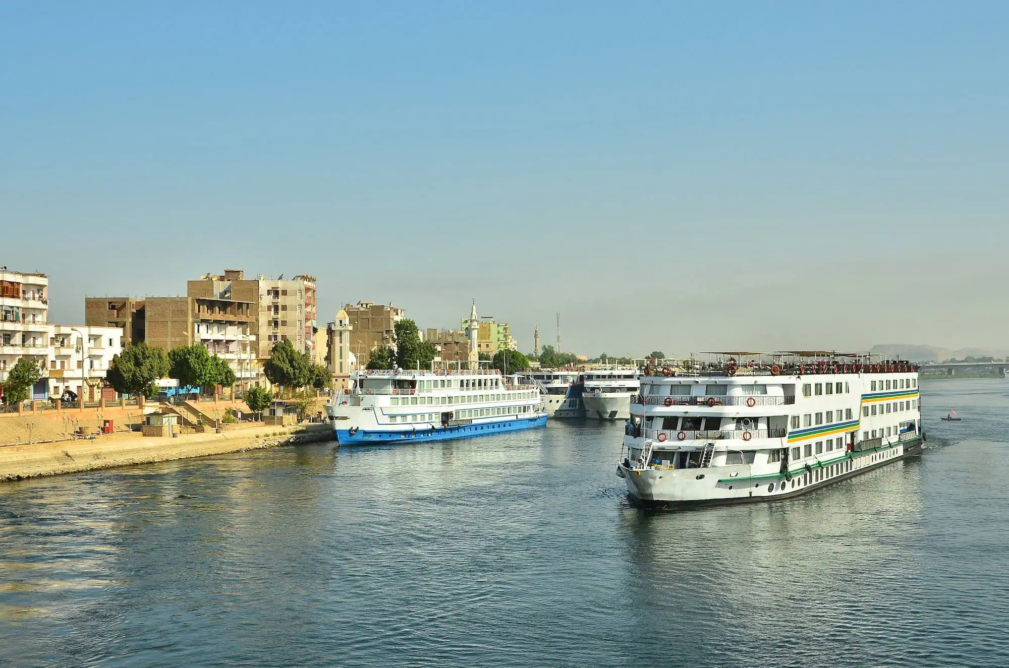 Navios de cruzeiro no Rio Nilo com infraestrutura turística no Egito
