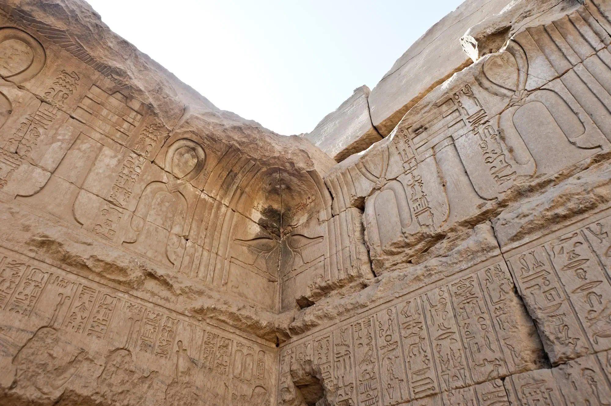 Jeroglíficos tallados en paredes de templo egipcio antiguo