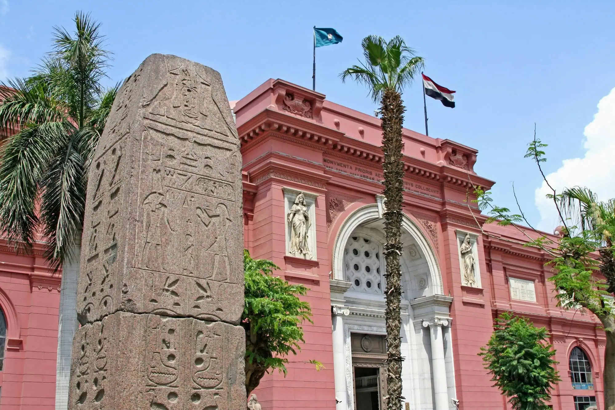 Museo Egipcio de El Cairo con obelisco y jeroglíficos en la entrada