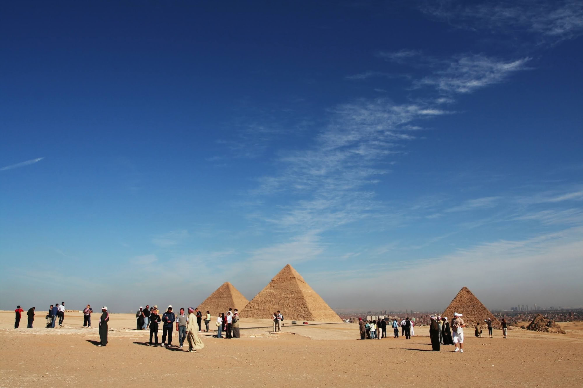 Turistas visitando las pirámides de Giza de forma segura