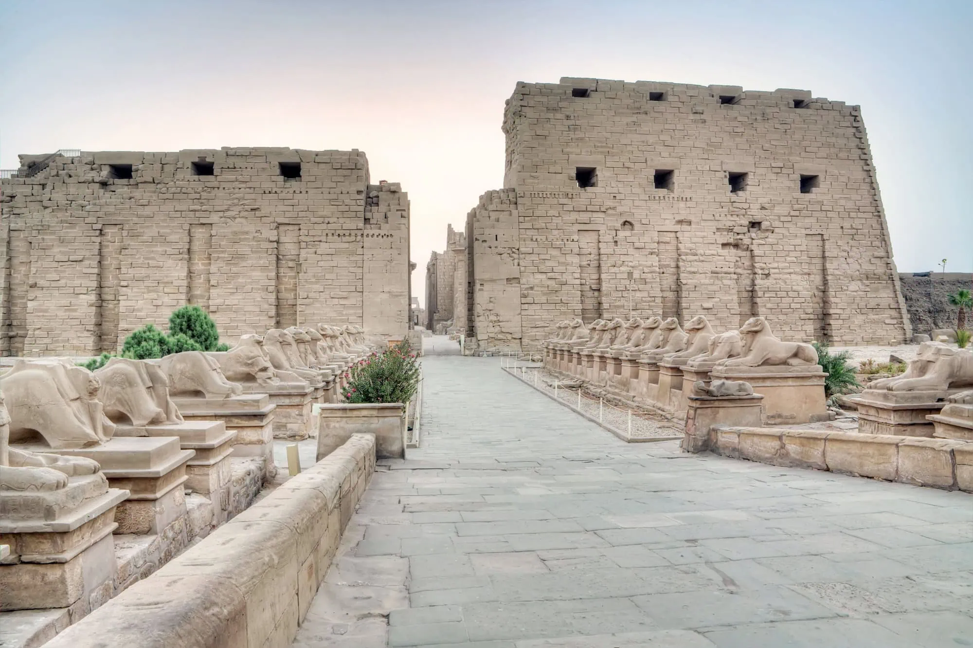 Avenida de esfinges com cabeças de carneiro no Complexo de Templos de Karnak, Luxor