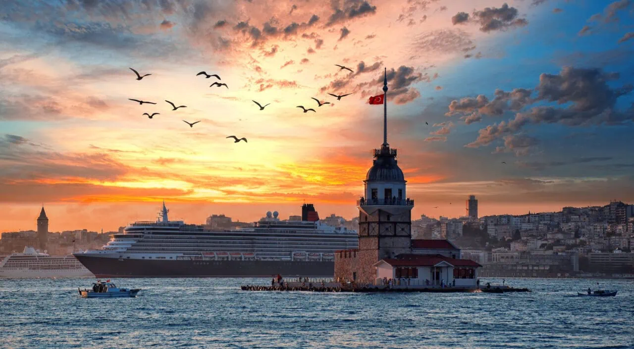 The Bosphorus with the famous Maiden’s Tower (Kız Kulesi), Istanbul, Turkey