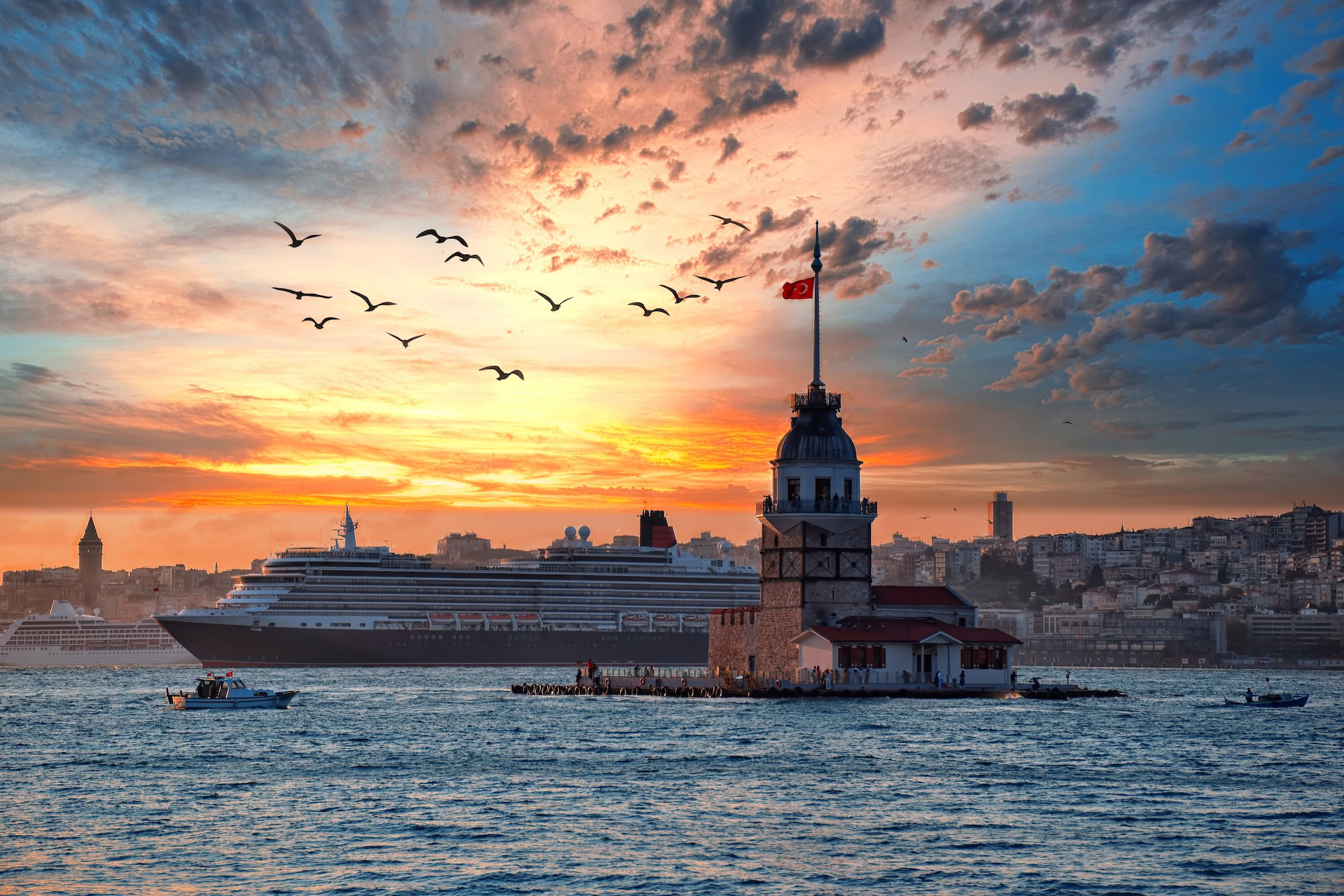 The Bosphorus with the famous Maiden’s Tower (Kız Kulesi), Istanbul, Turkey