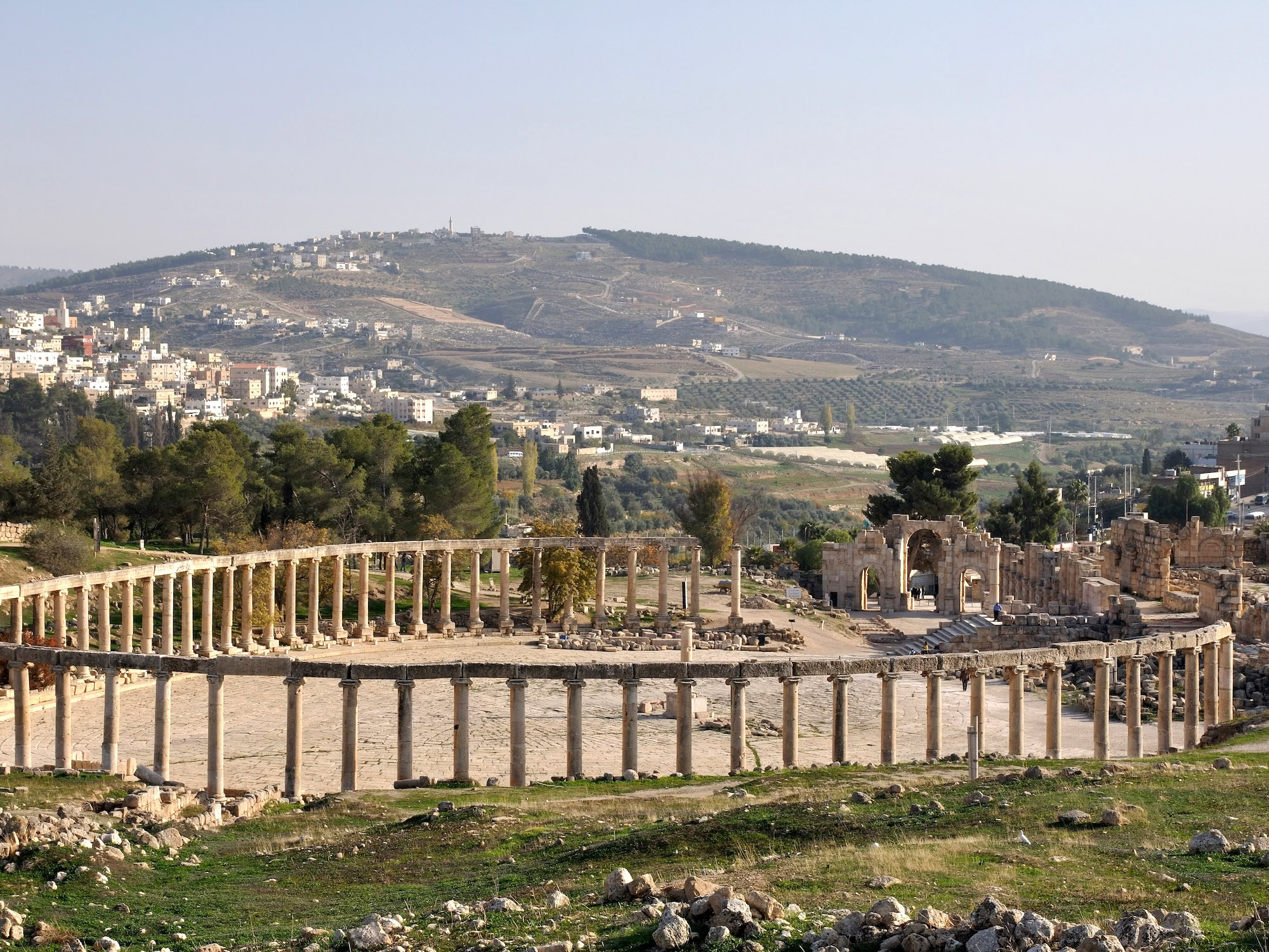 Ruínas romanas de Jerash com colunas antigas e estruturas do fórum preservadas
