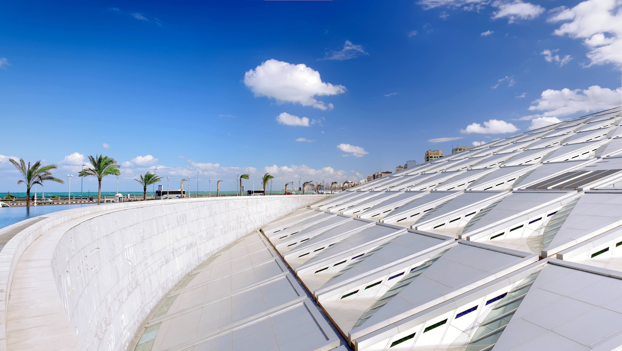 Biblioteca di Alessandria moderna con facciata geometrica e lungomare