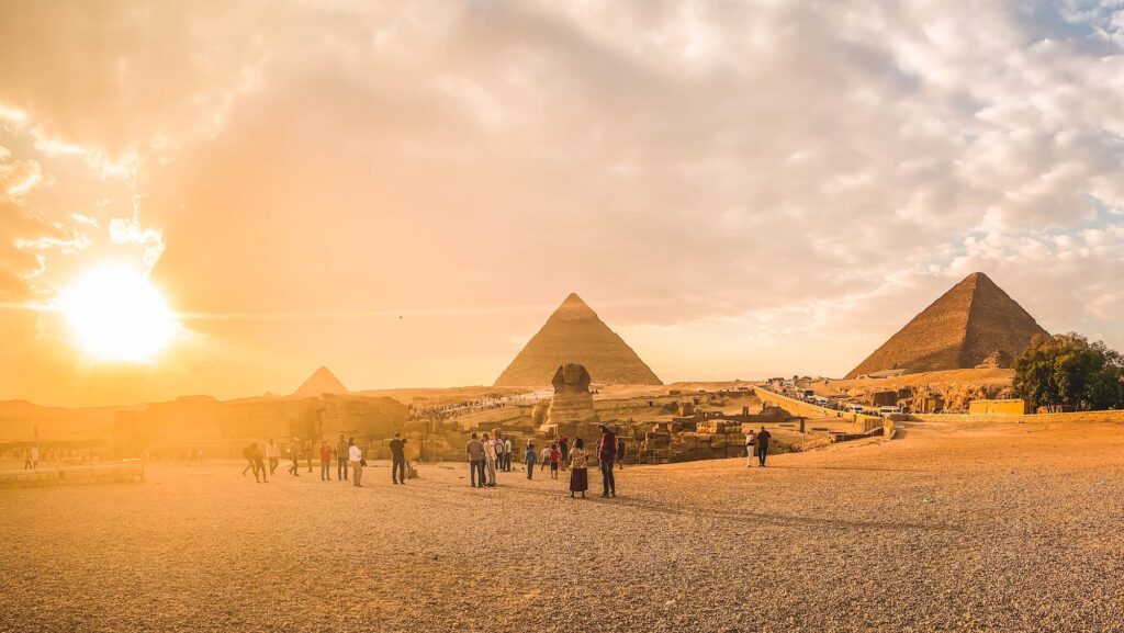 Le iconiche piramidi di Giza con turisti nel deserto egiziano