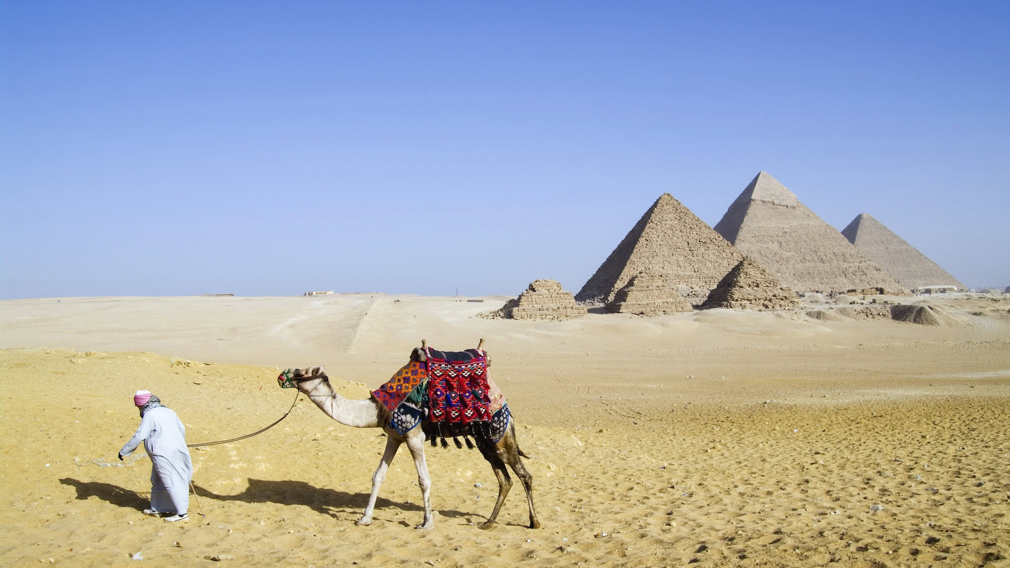 Pirâmides de Gizé no Egito com camelo no deserto