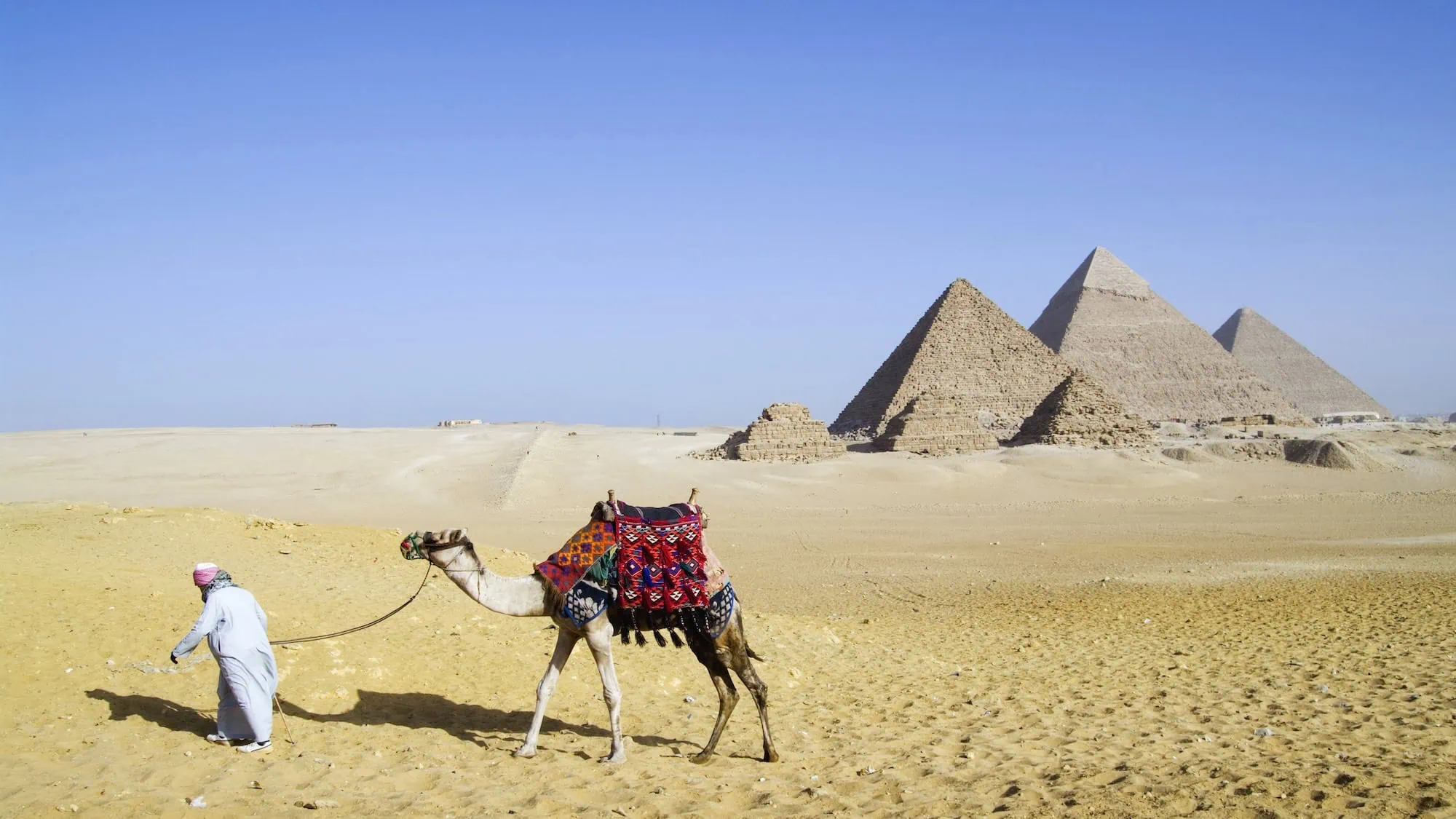 Pirâmides de Gizé no Egito com camelo no deserto