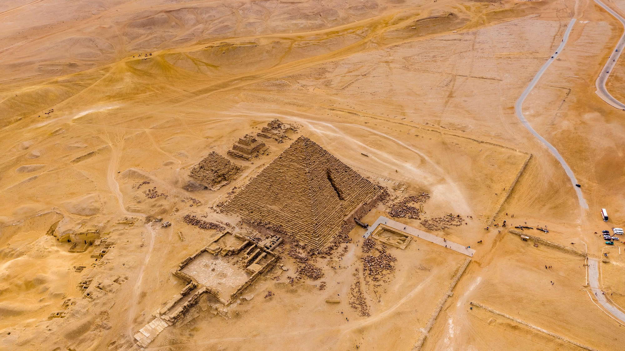Vista aérea de la Pirámide Escalonada de Saqqara mostrando el extenso complejo arqueológico