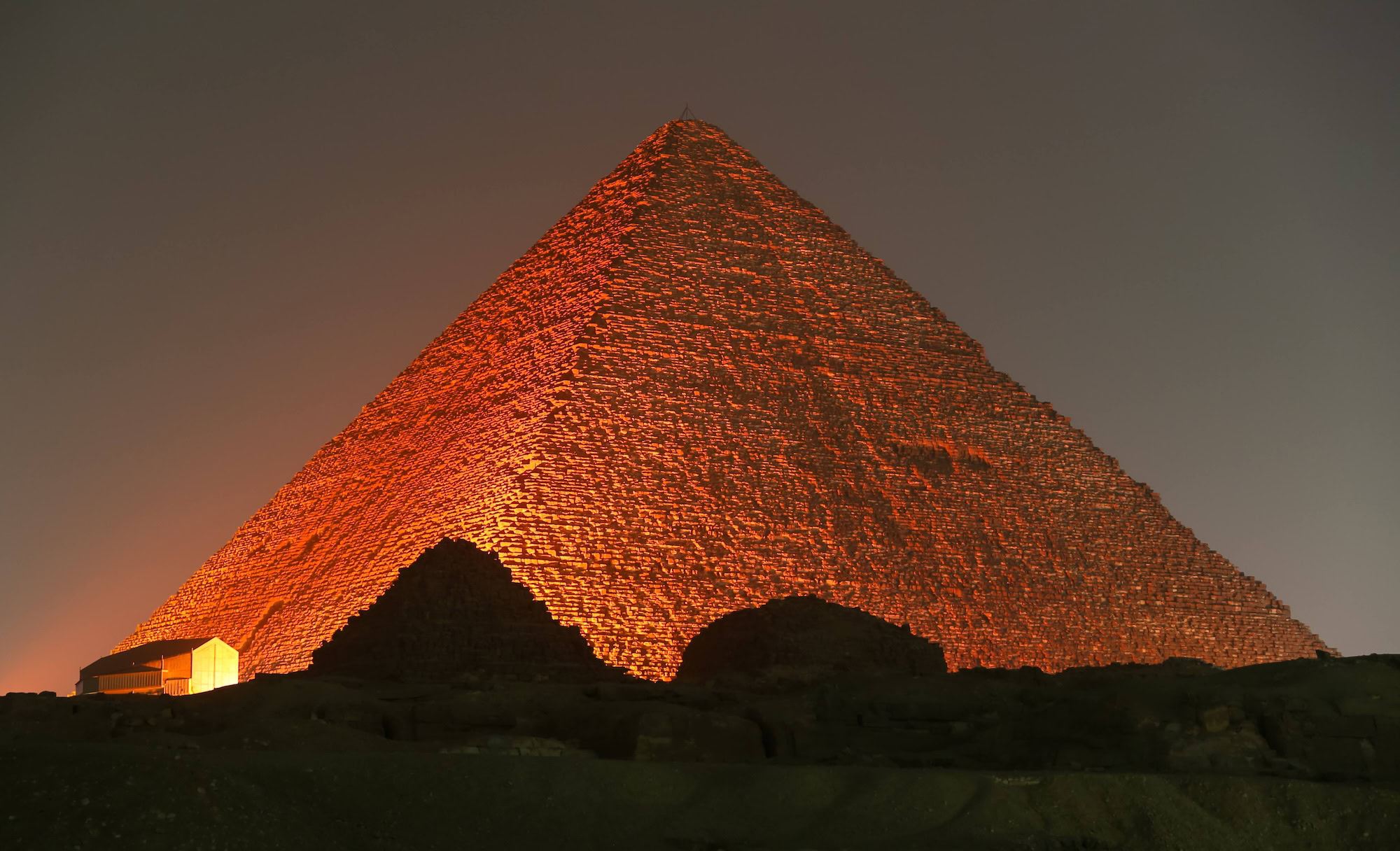 Gran Pirámide de Keops majestuosa en el desierto de Giza