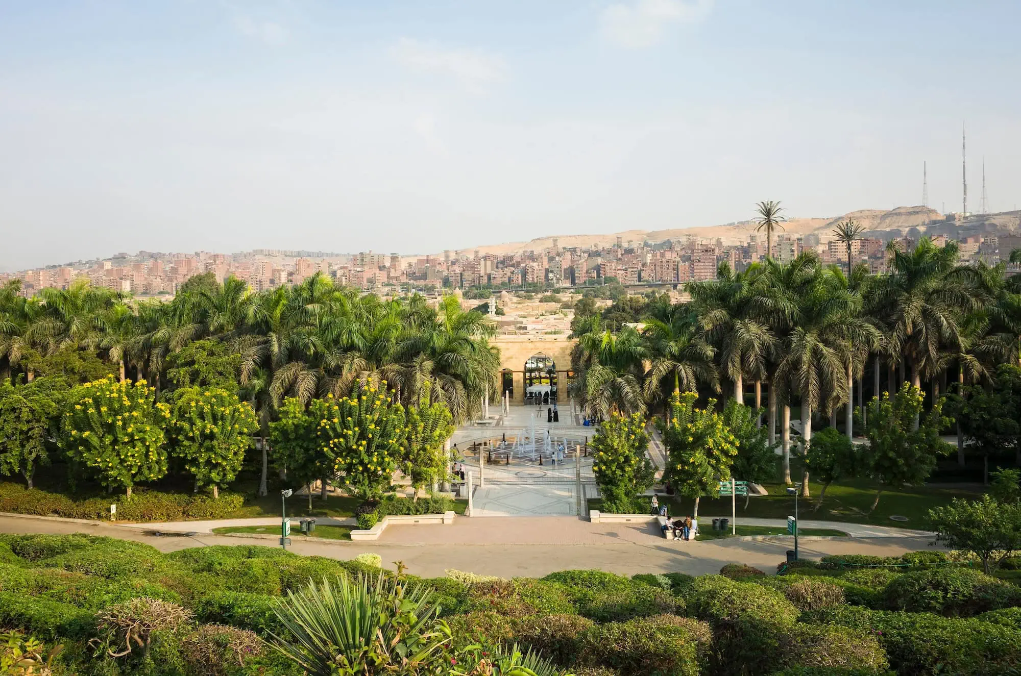 Vista panorámica del Parque Al-Azhar con palmeras, jardines y paisaje urbano de El Cairo
