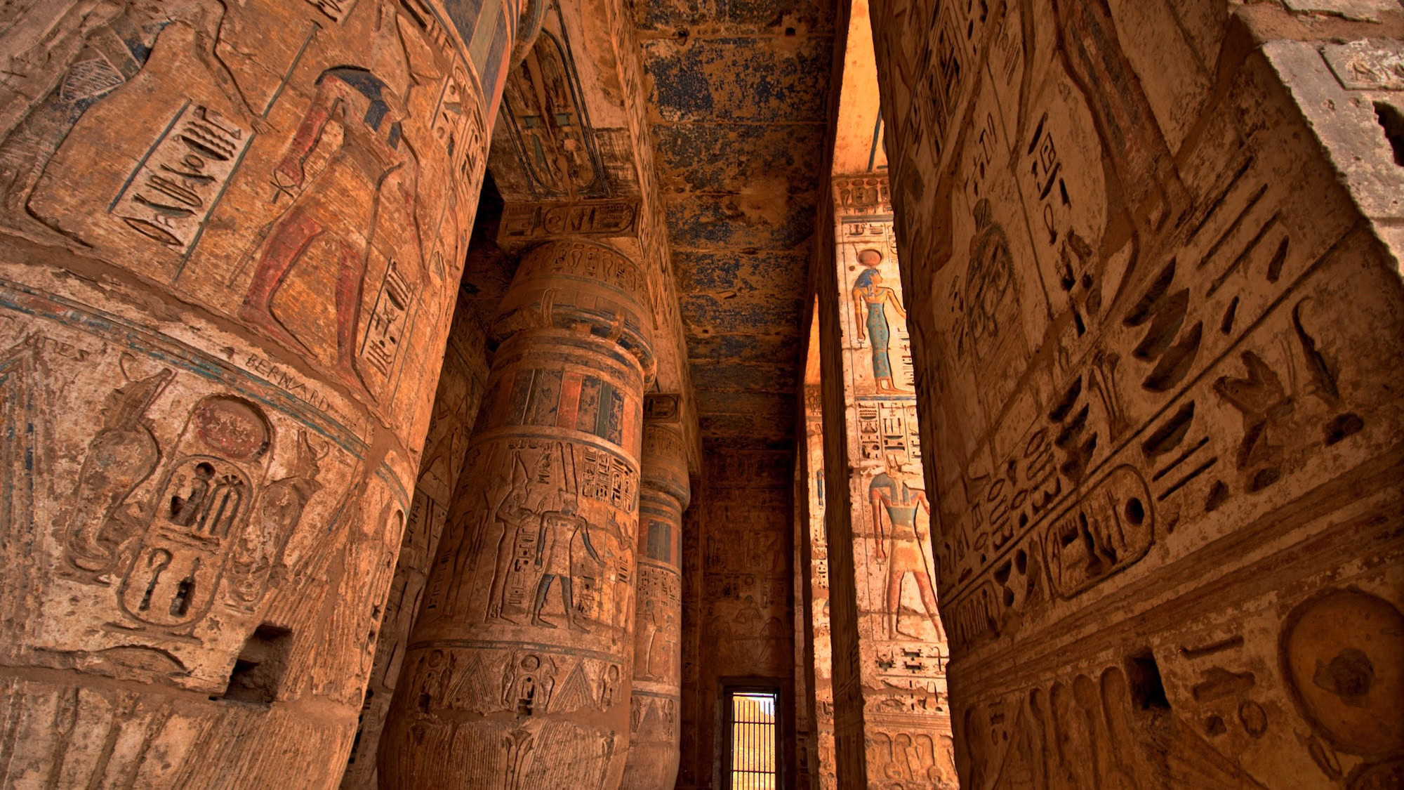 Interior místico de templo egipcio antiguo con jeroglíficos y columnas talladas