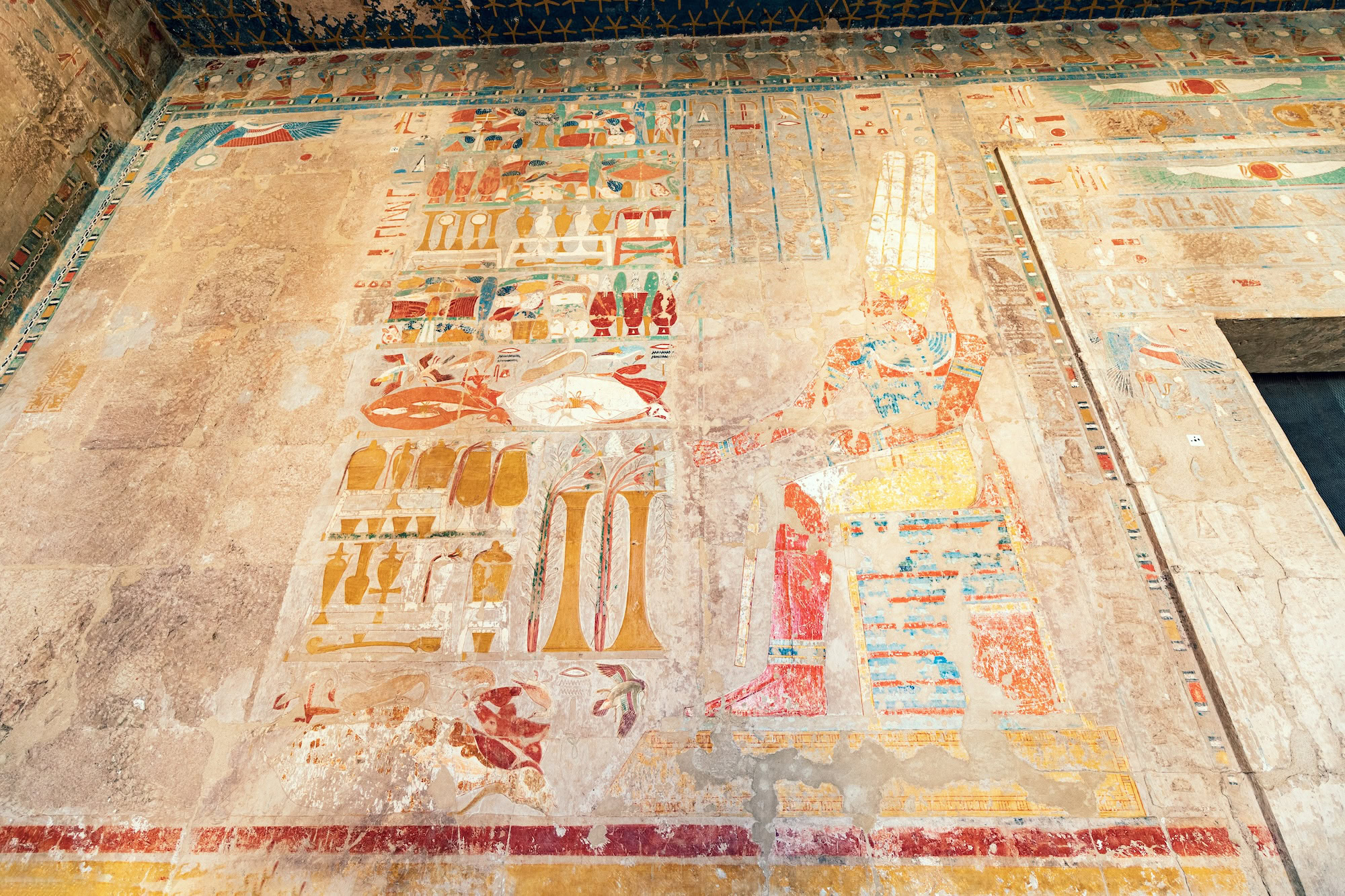 Jeroglíficos antiguos y pinturas murales en las paredes de una tumba faraónica