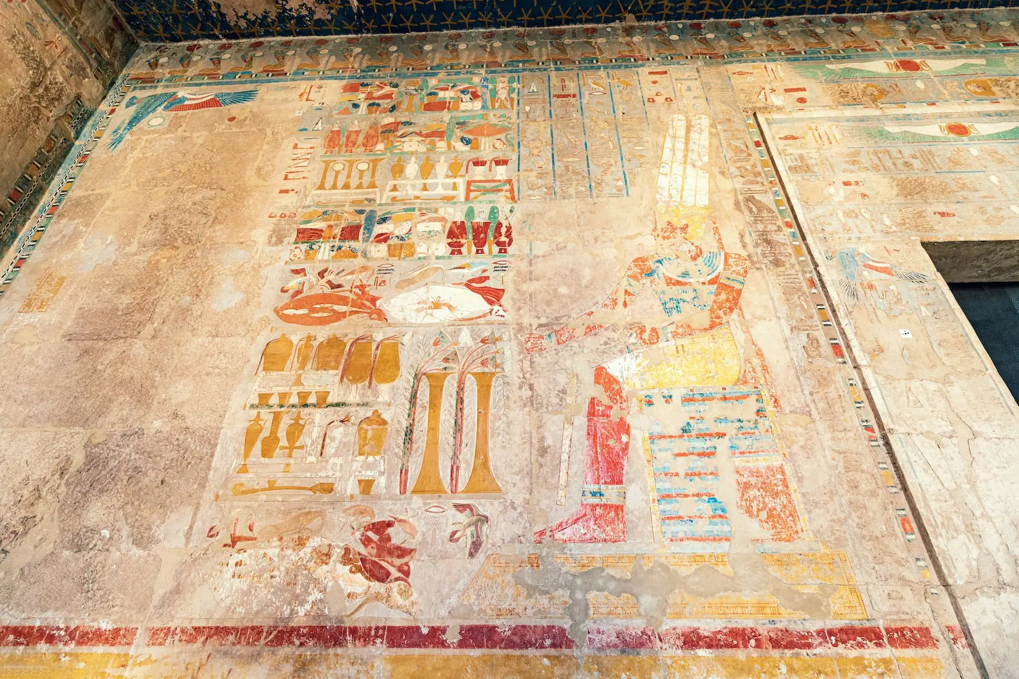 Jeroglíficos antiguos y pinturas murales en las paredes de una tumba faraónica