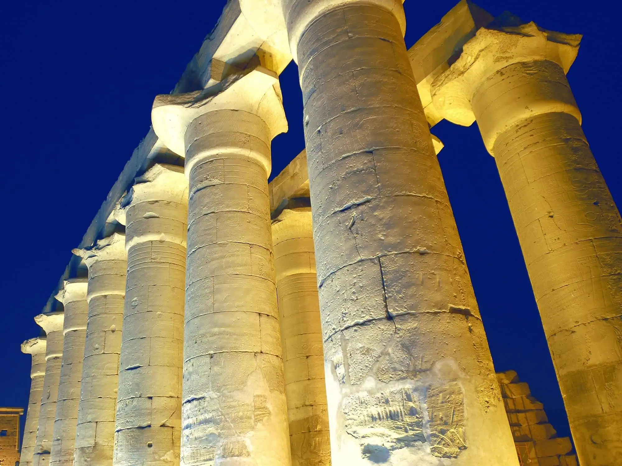 Colonne di un tempio egiziano antico con geroglifici e rilievi scolpiti