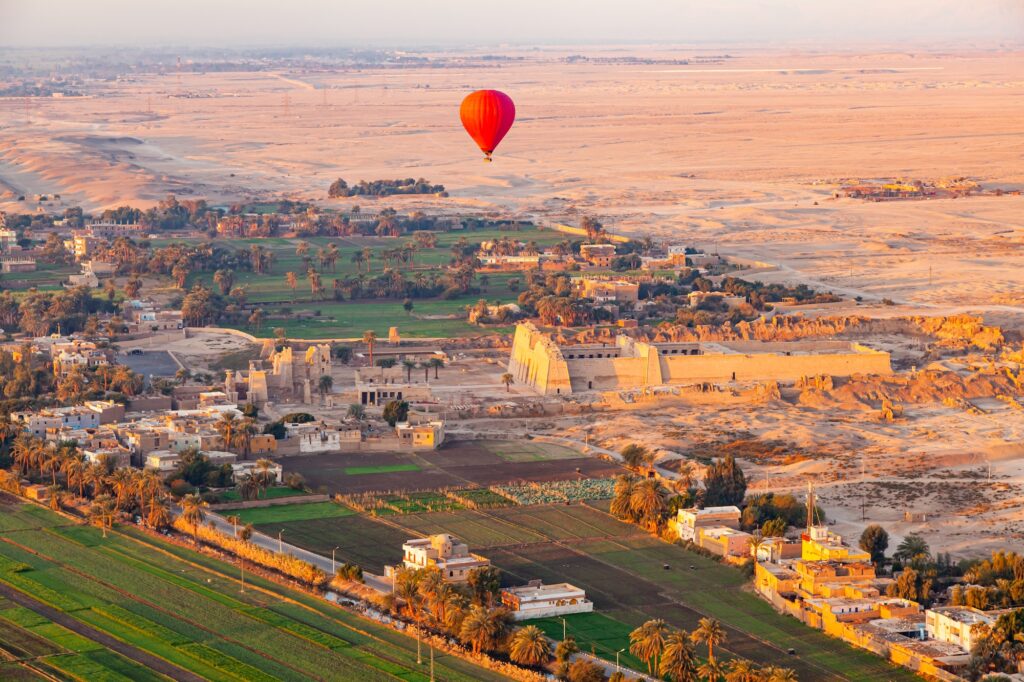 Tours Privados de Luxo no Egito - Balão de ar quente sobre o Templo Mortuário de Ramsés III em Medinet Habu