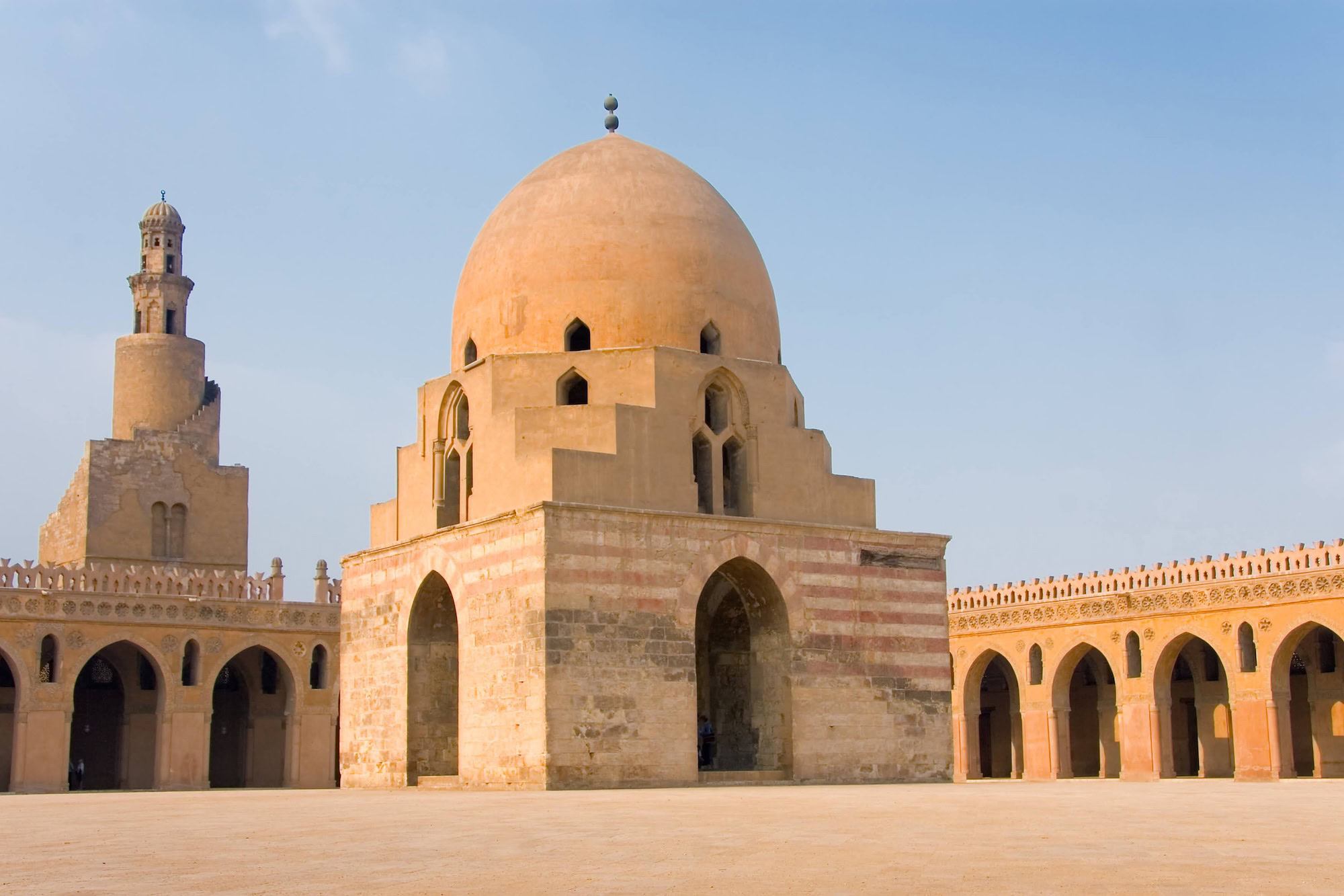 Cortile interno della Moschea di Ibn Tulun al Cairo con cupola, minareto e archi