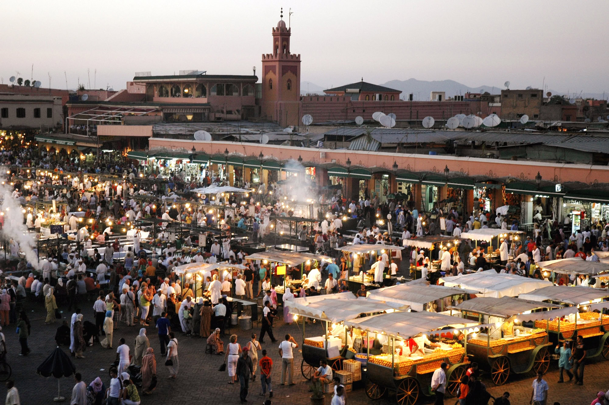 Vista aérea da praça Djemaa el-Fna em Marraquexe com barracas de comida e multidões